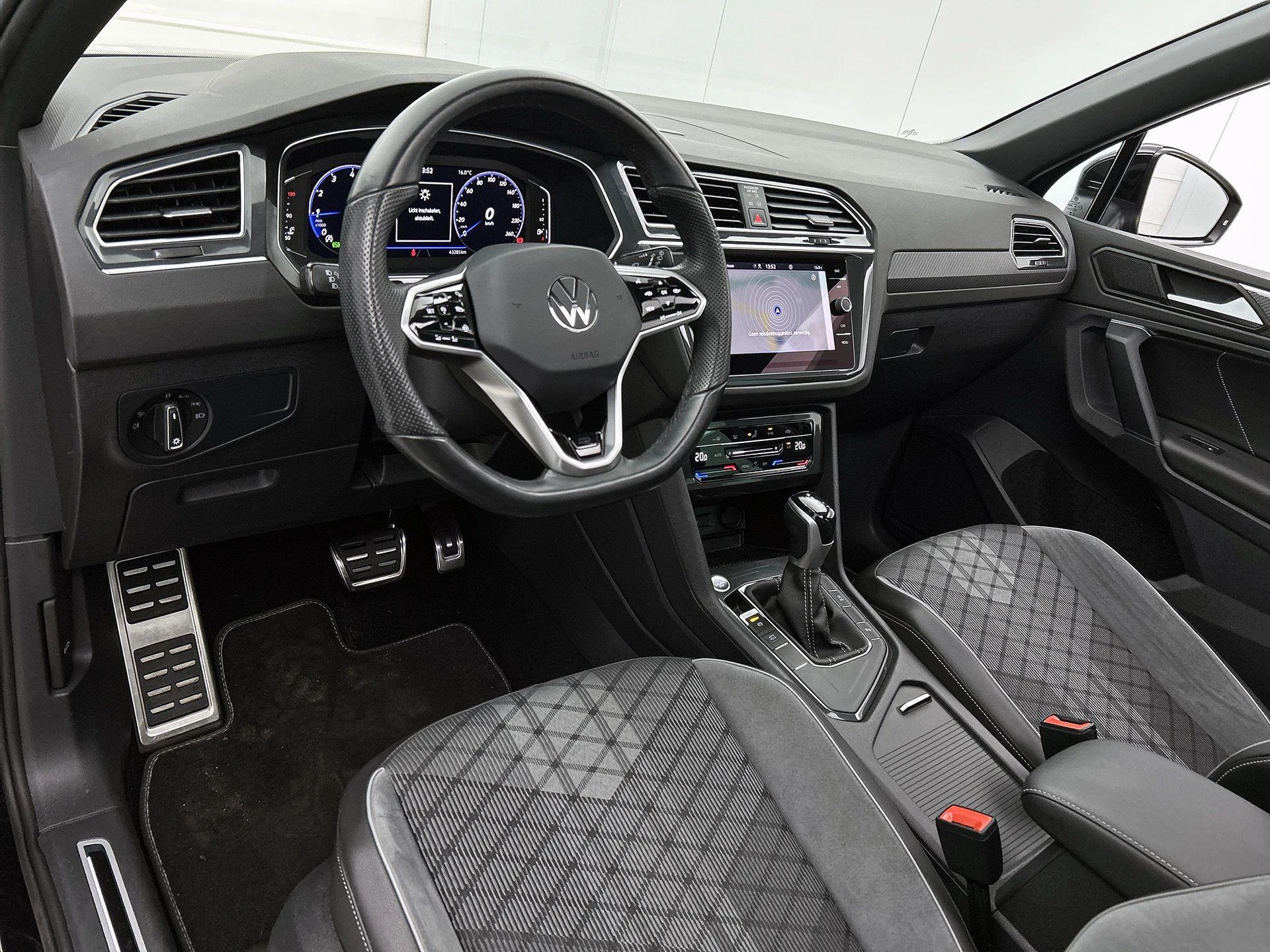 Volkswagen-Tiguan-image-18