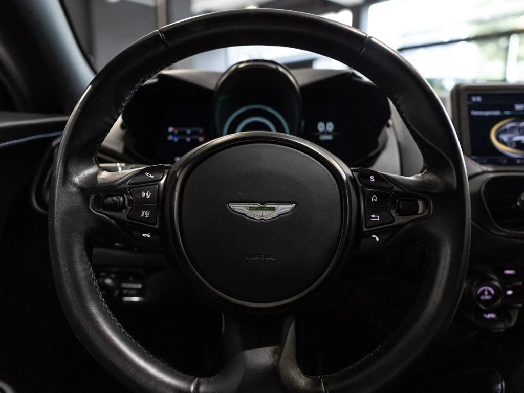 Aston Martin-V8 Vantage-image-10