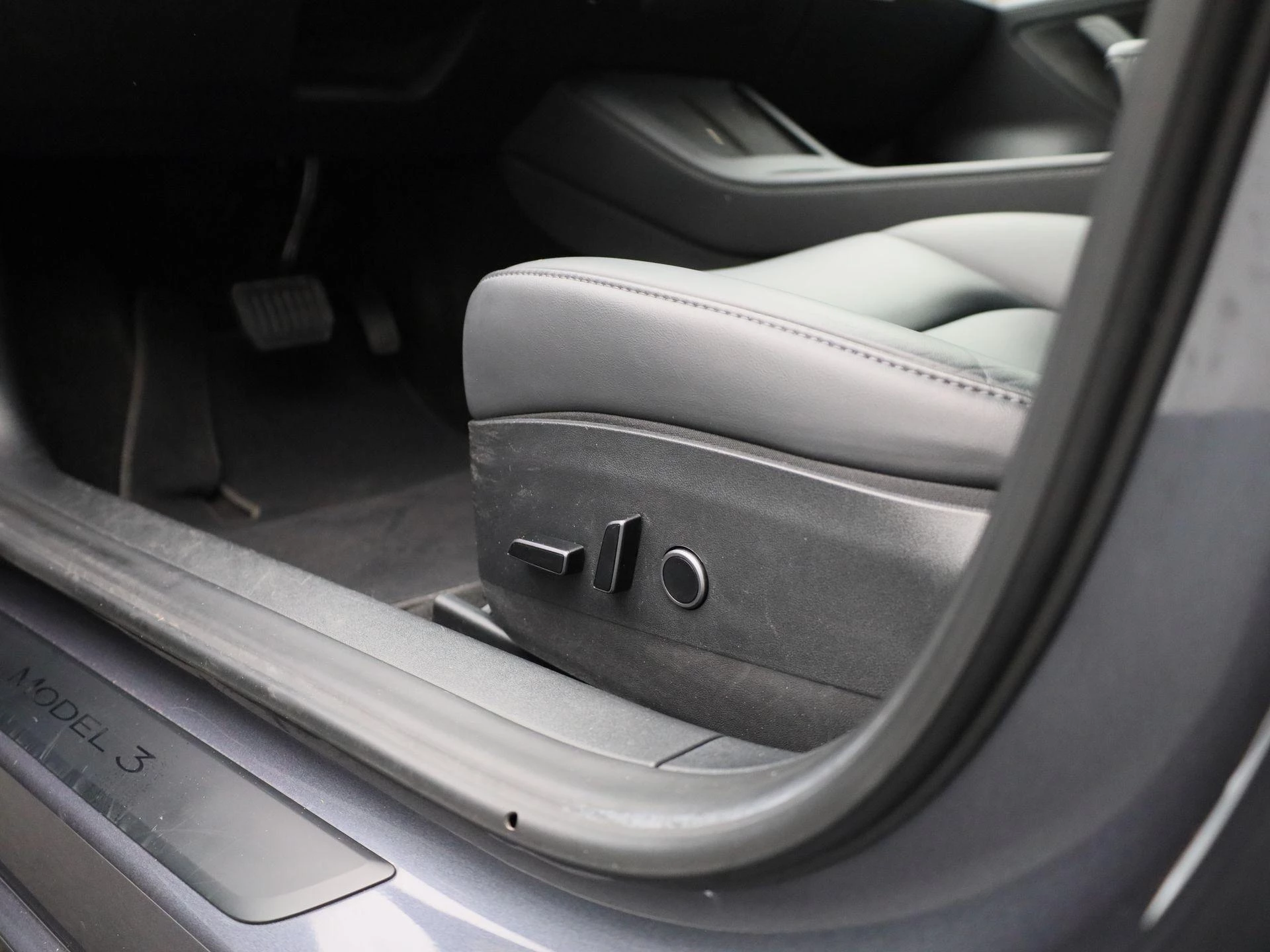 Tesla-Model 3-image-28