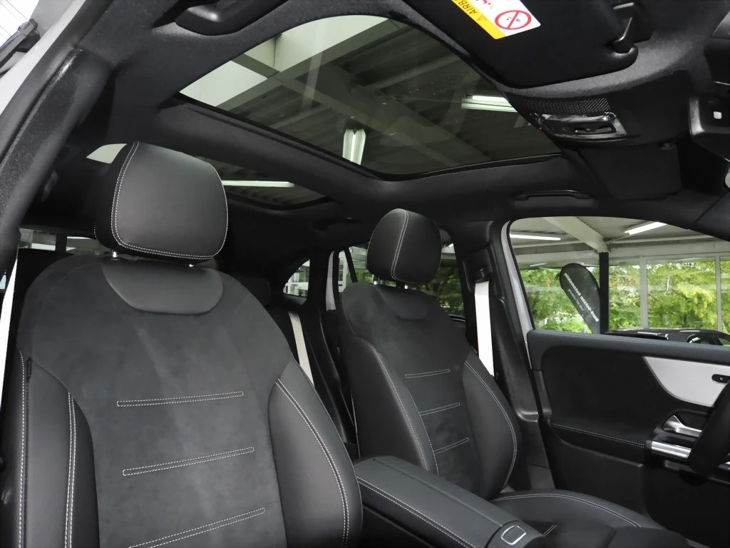 Mercedes-Benz-GLA 200 d-image-14