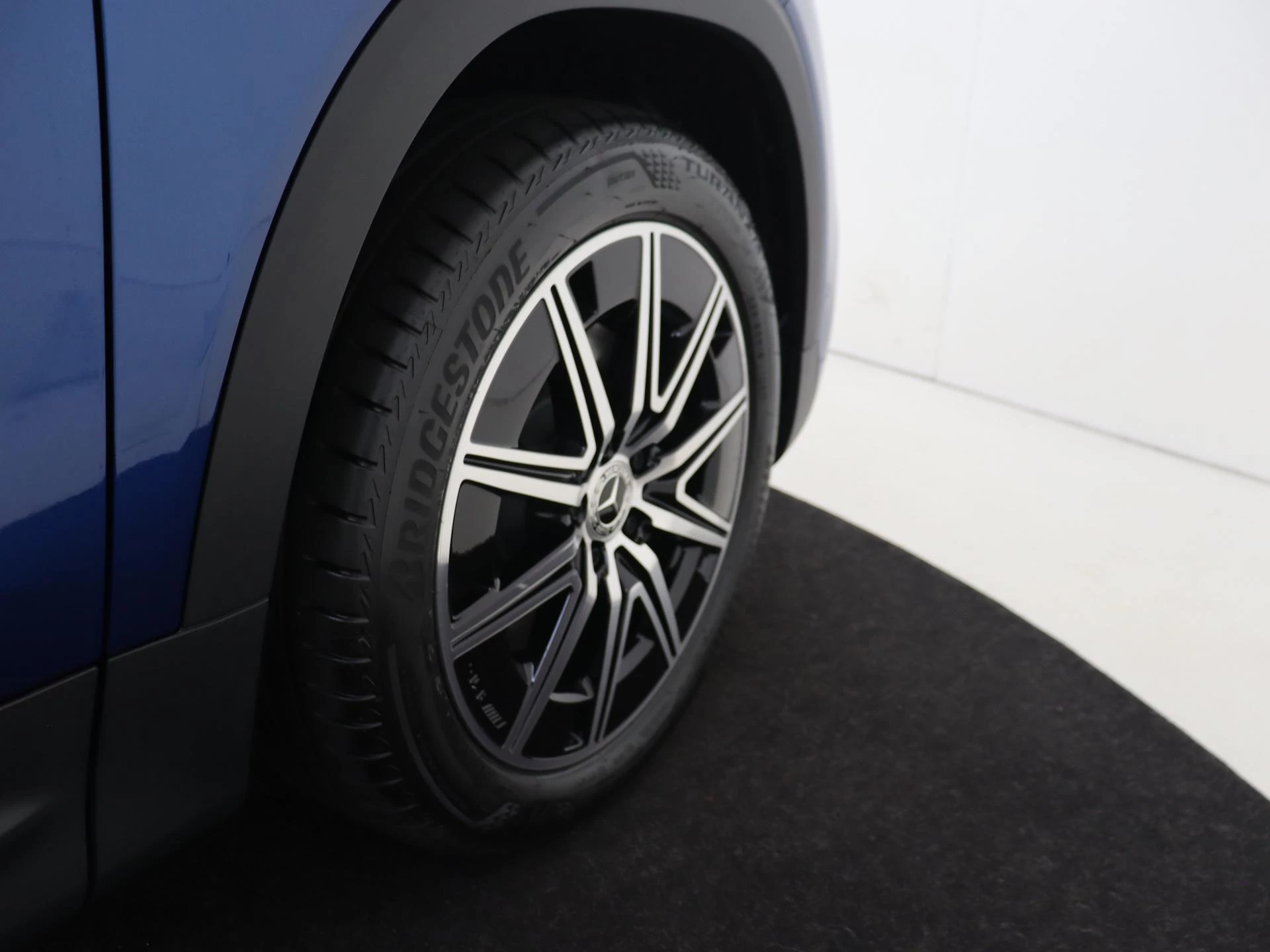 Mercedes-Benz-EQB-image-3