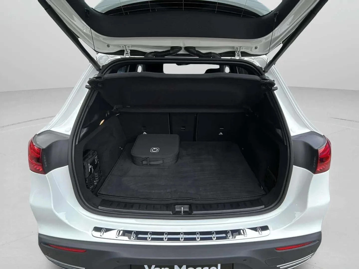 Mercedes-Benz-EQA-image-18