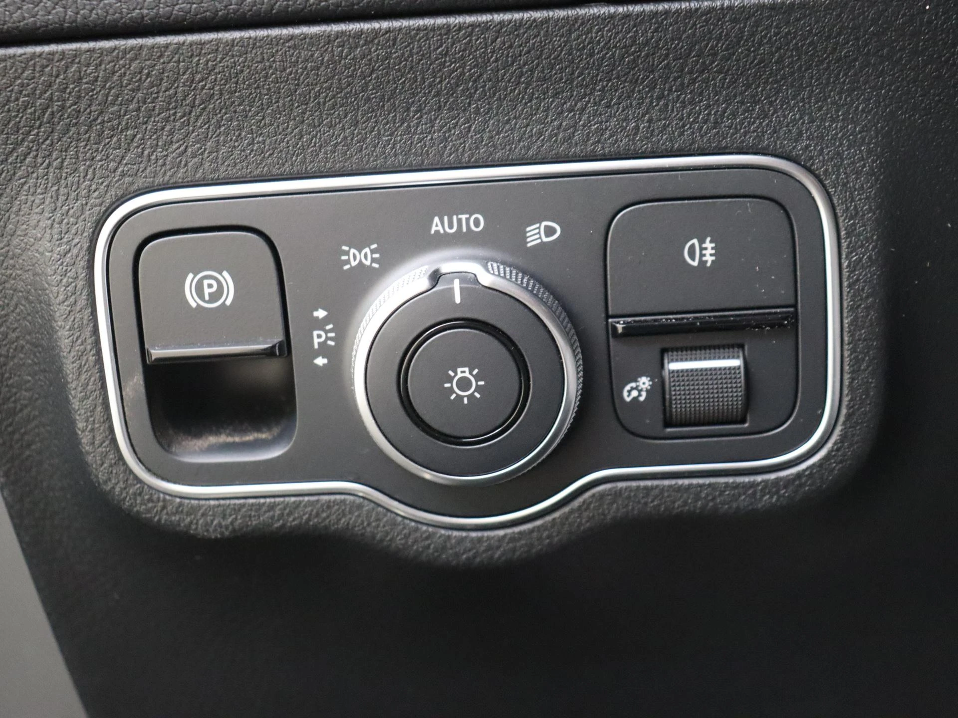 Mercedes-Benz-EQA-image-24