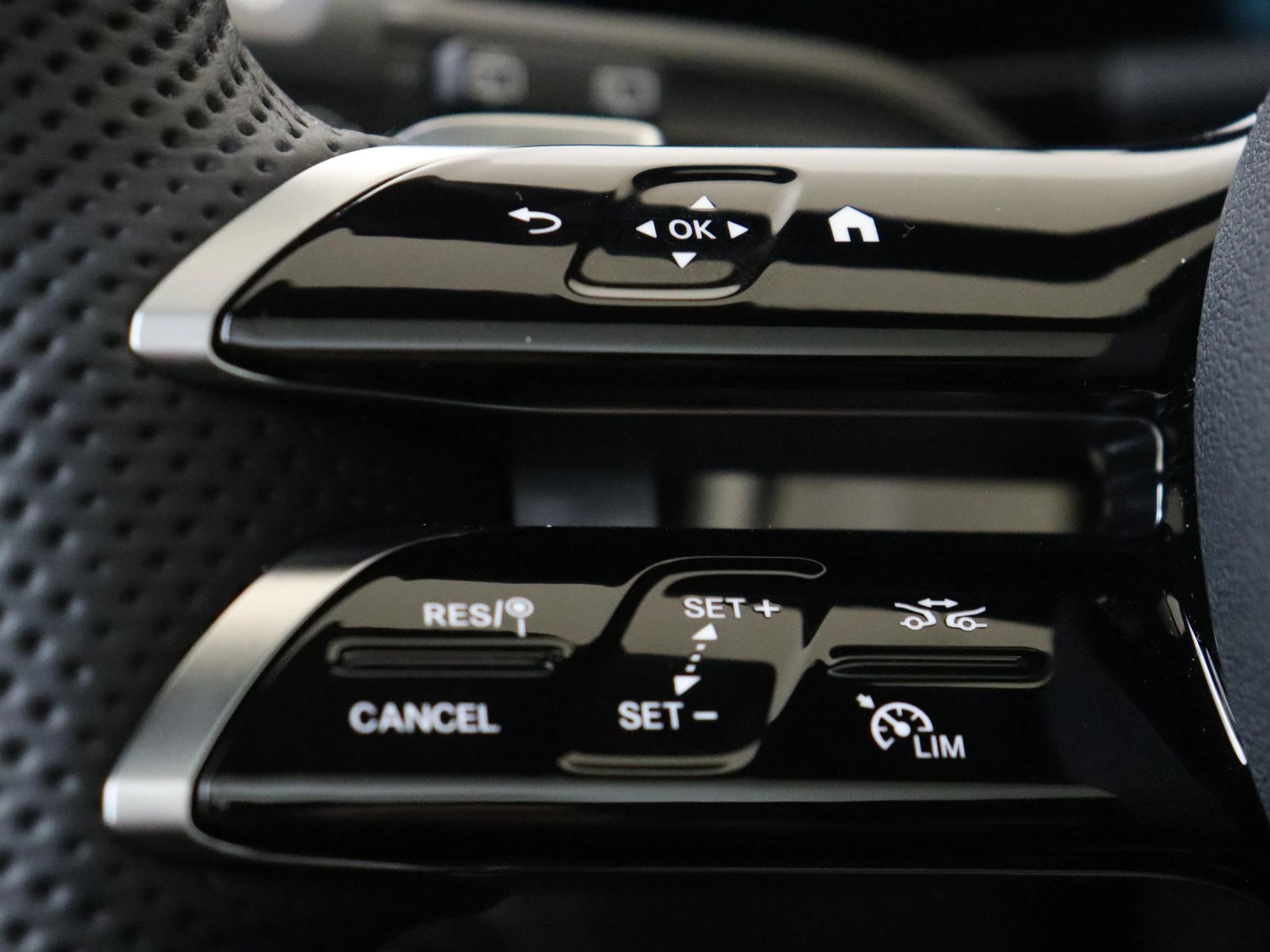 Mercedes-Benz-GLA-image-11