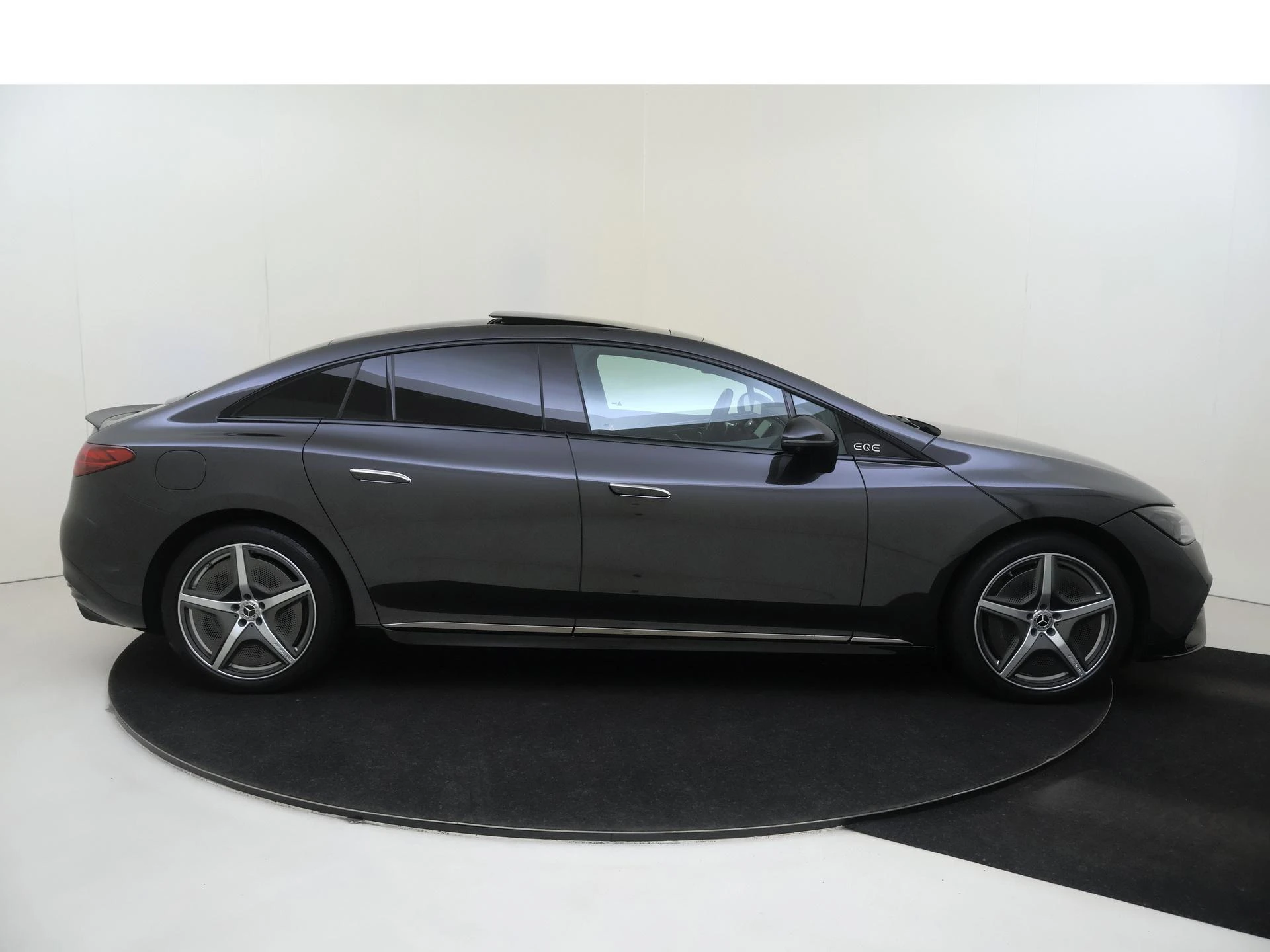 Mercedes-Benz-EQE-image-8