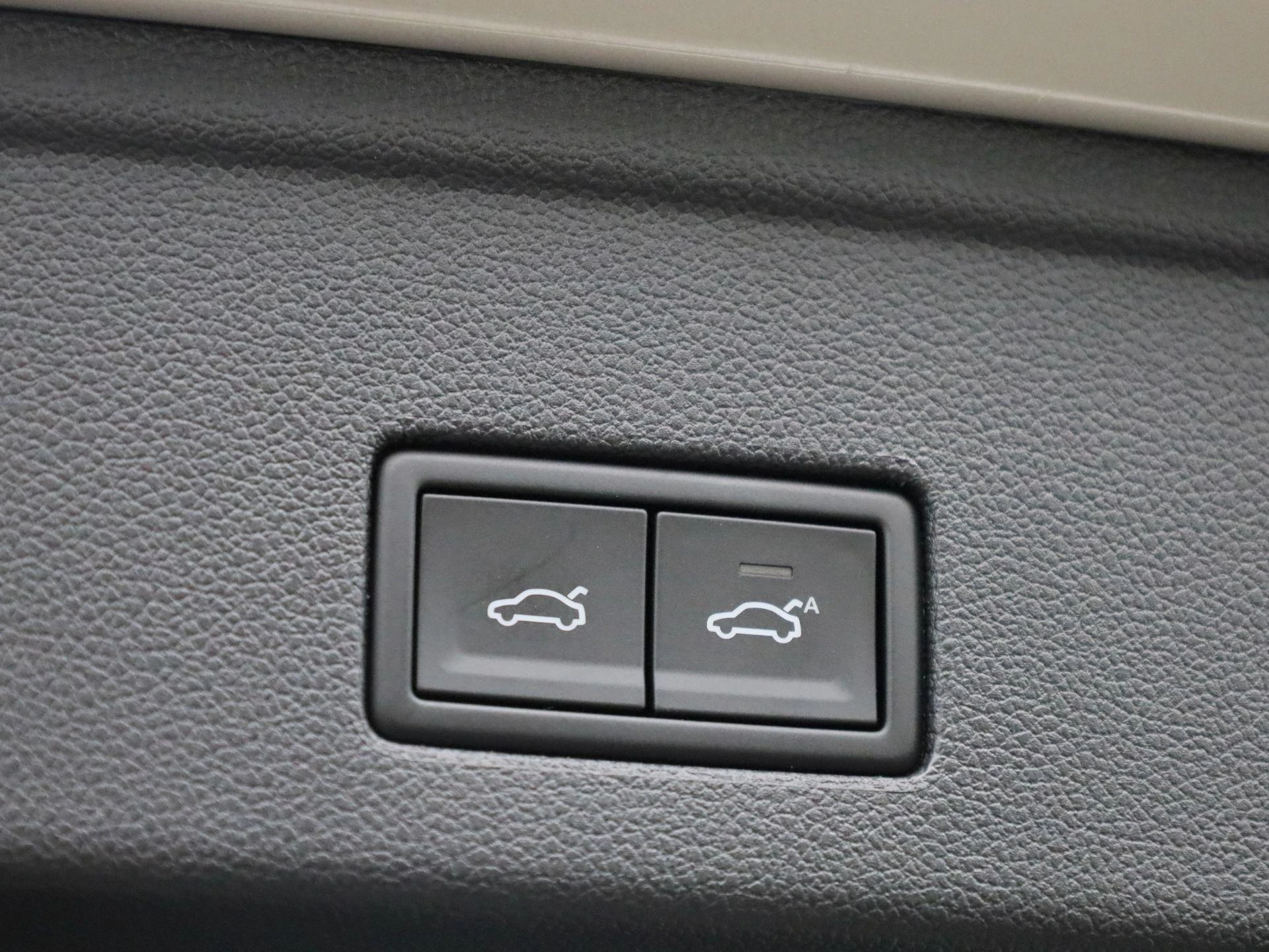 Volkswagen-Touareg-image-15