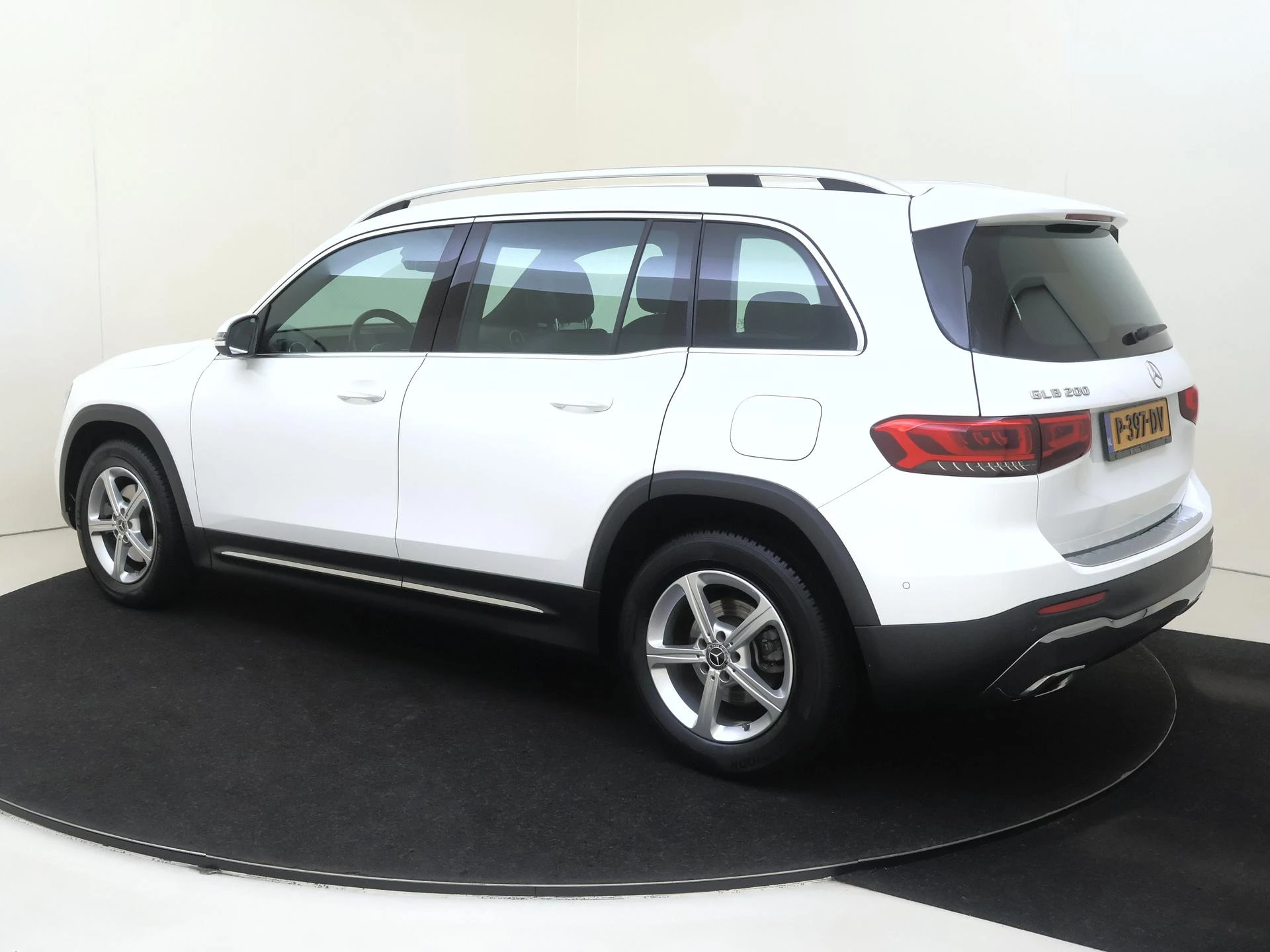 Mercedes-Benz-GLB-image-2