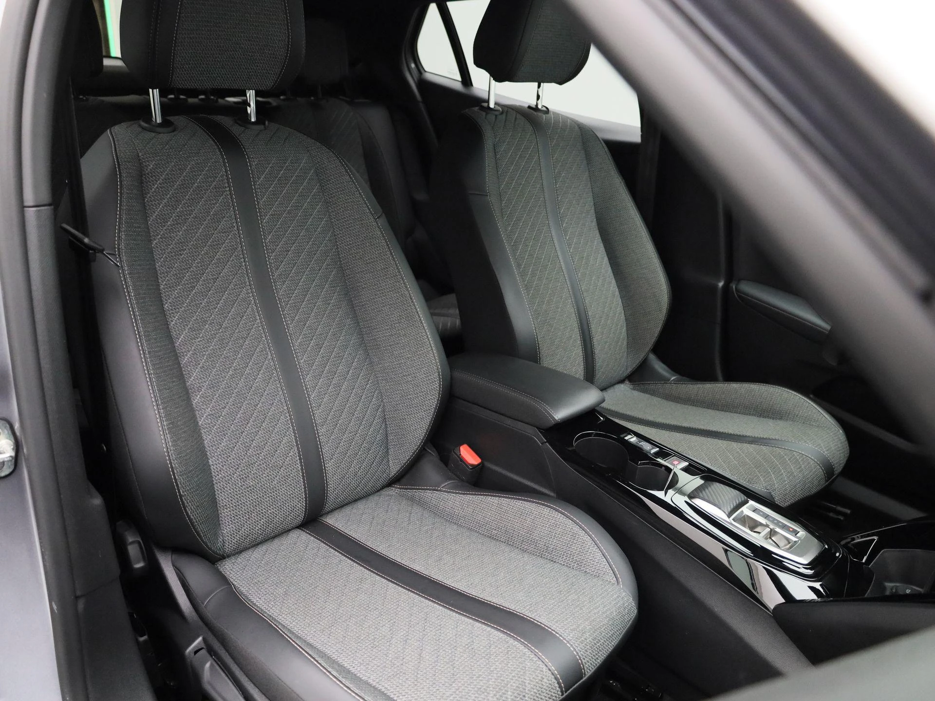 Peugeot-e-2008-image-36