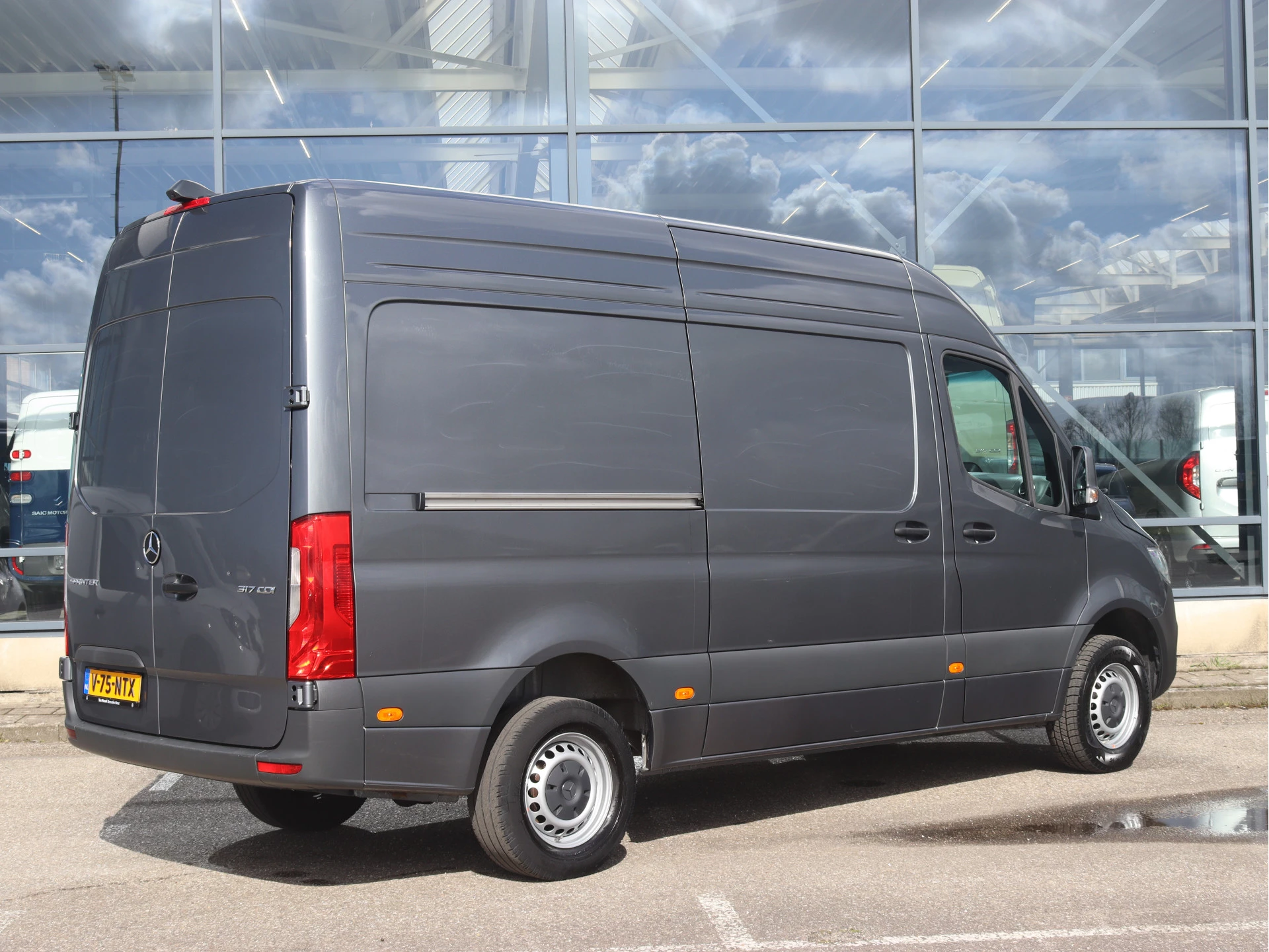 Mercedes-Benz-Sprinter-image-1