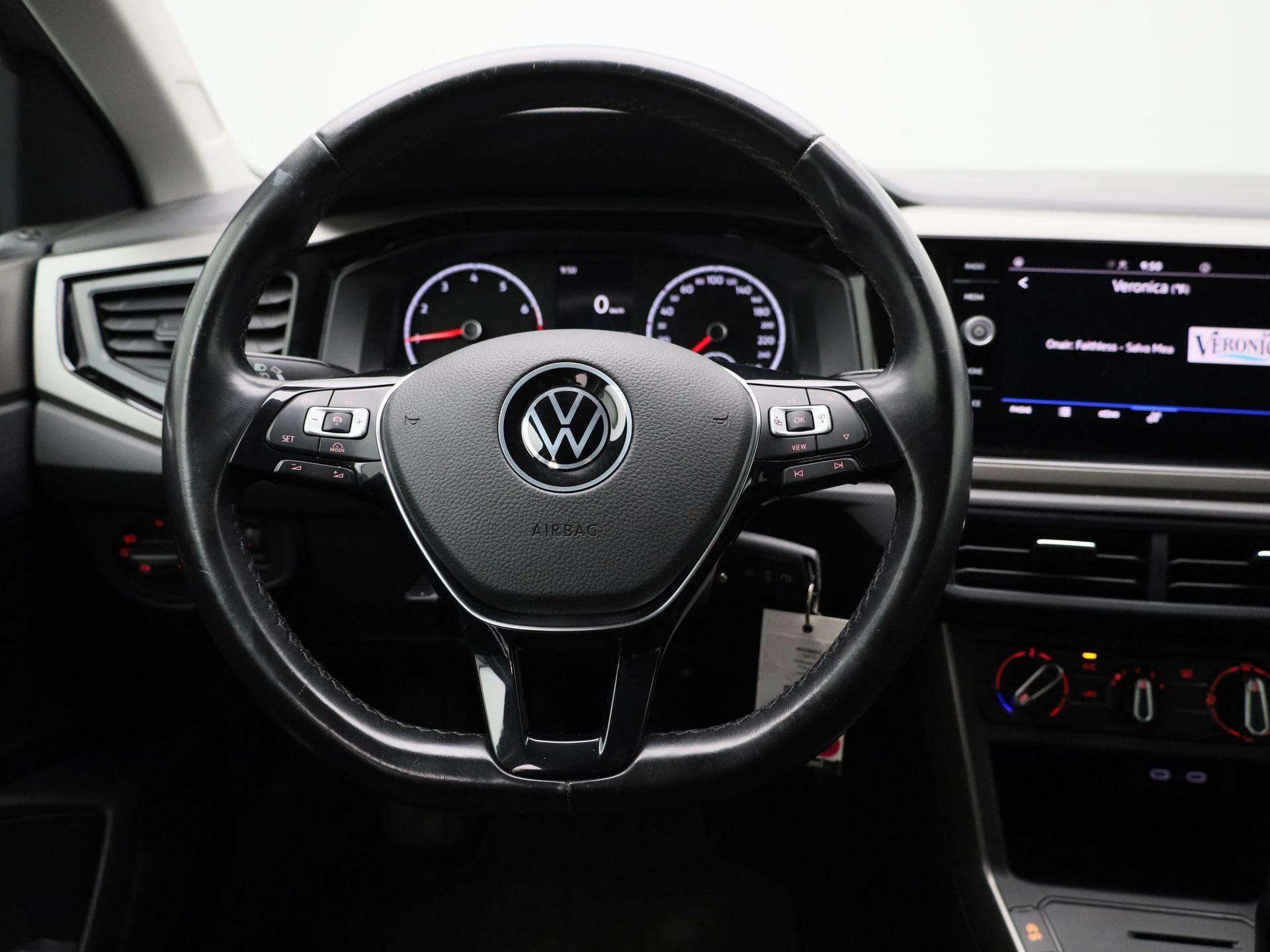 Volkswagen-Polo-image-6