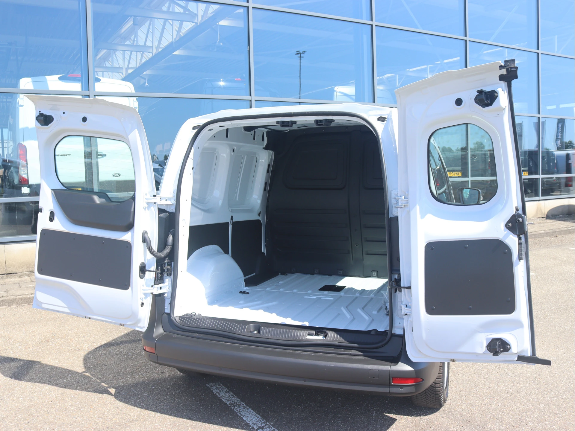 Mercedes-Benz-eCitan-image-2