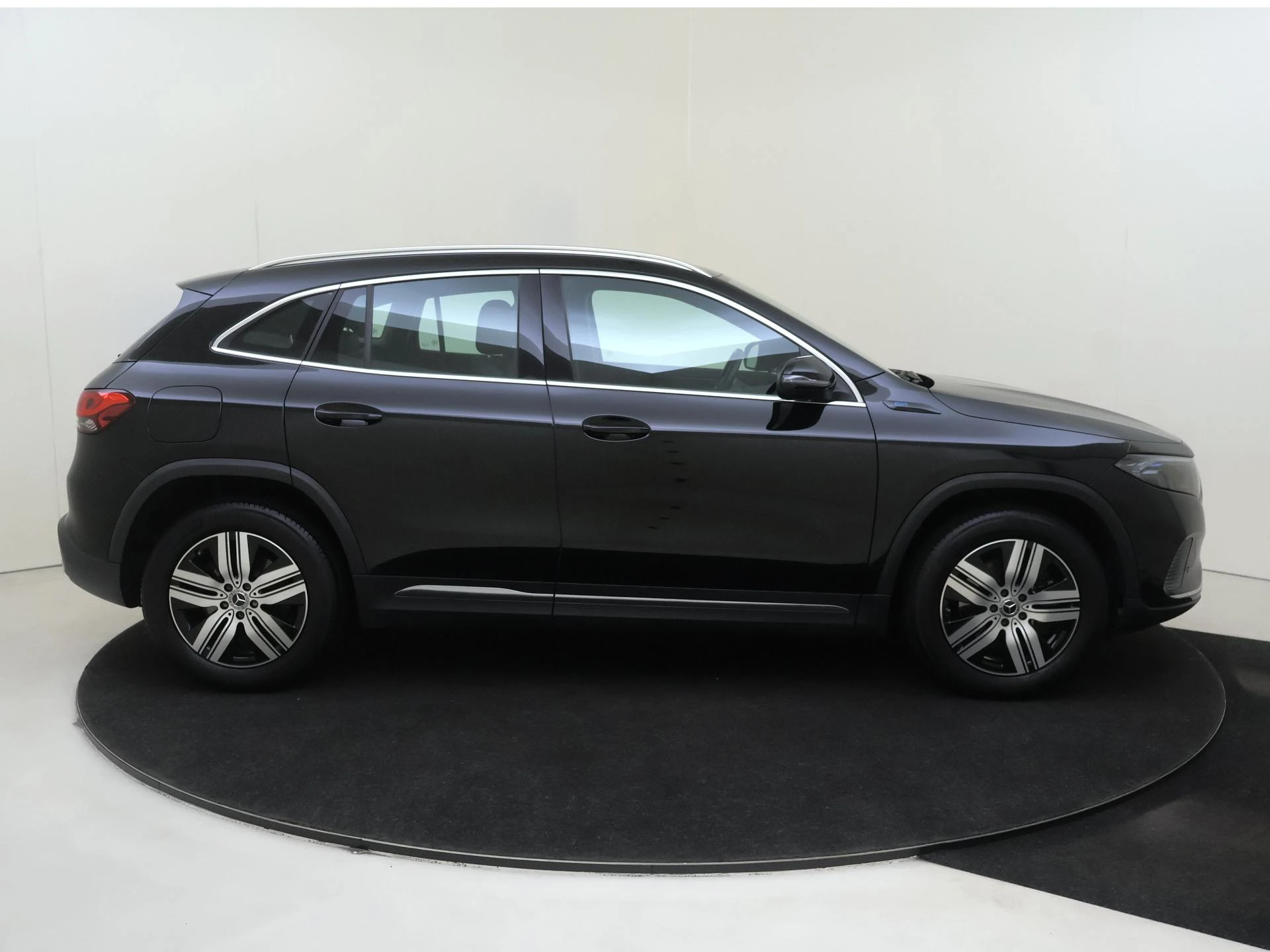 Mercedes-Benz-EQA-image-8