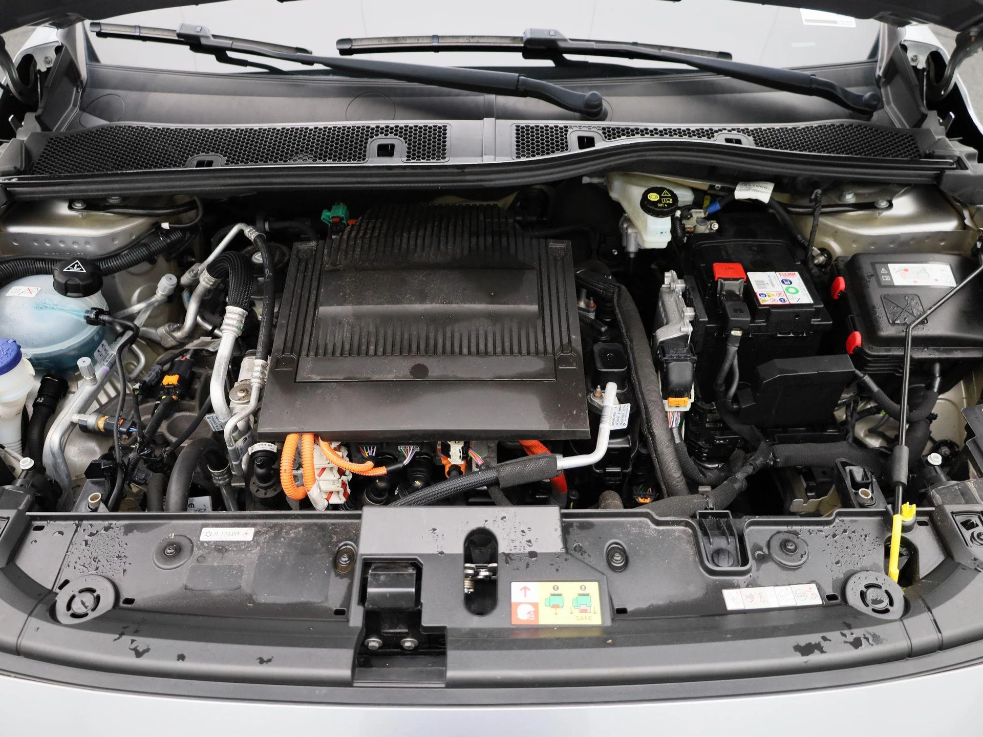 Peugeot-e-208-image-37
