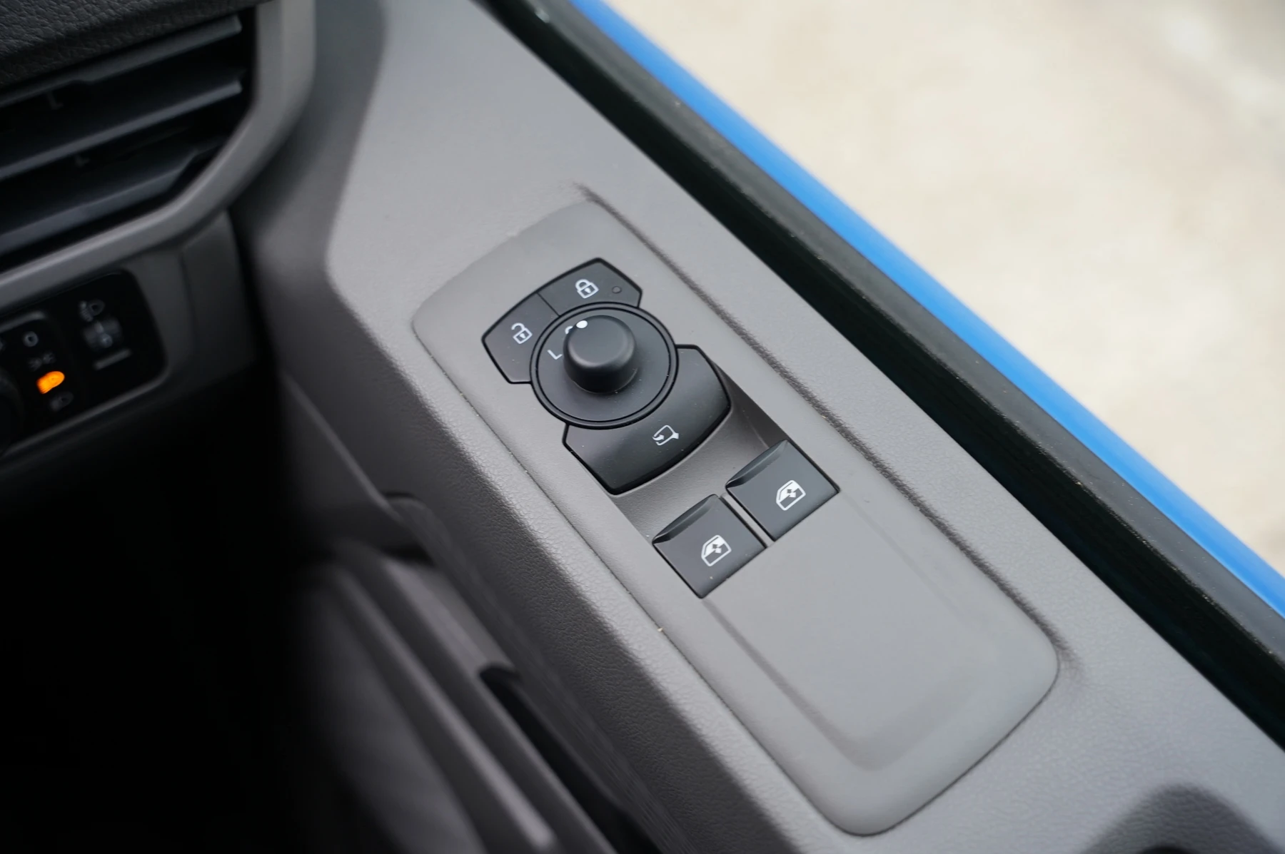 Volkswagen-Transporter-image-18