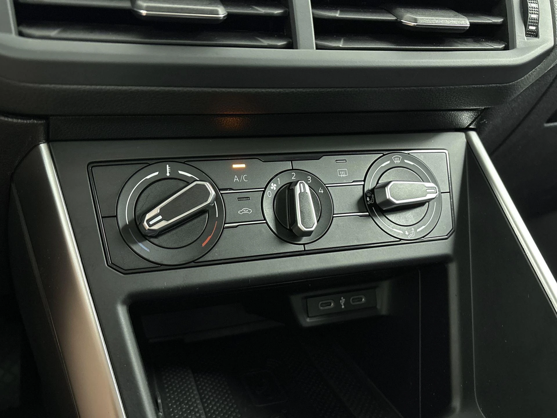Volkswagen-Polo-image-14