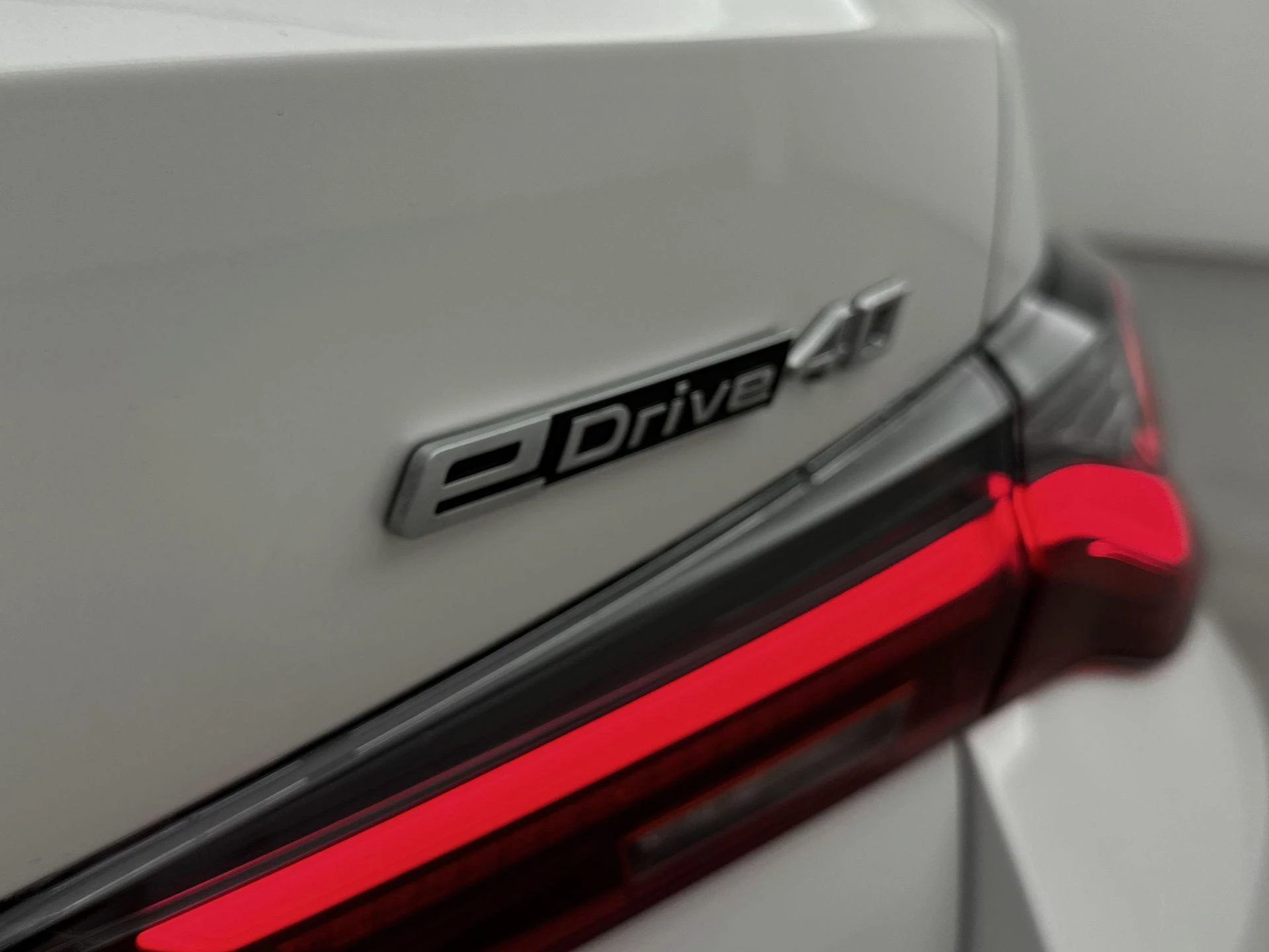 BMW-i4-image-12