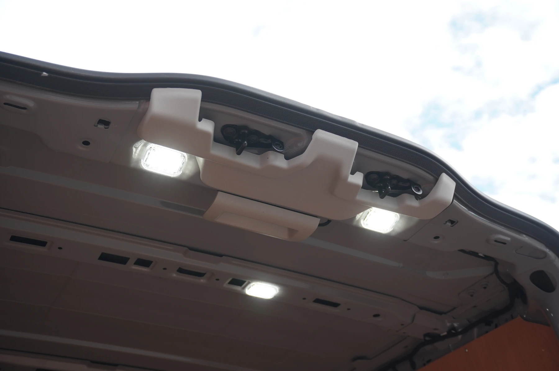 Volkswagen-Transporter-image-11
