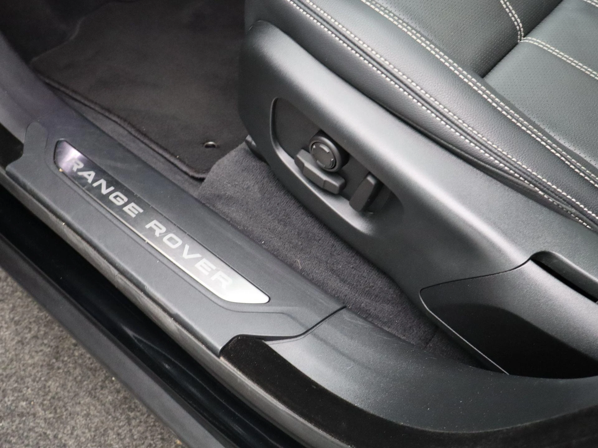 Land Rover-Range Rover Velar-image-28