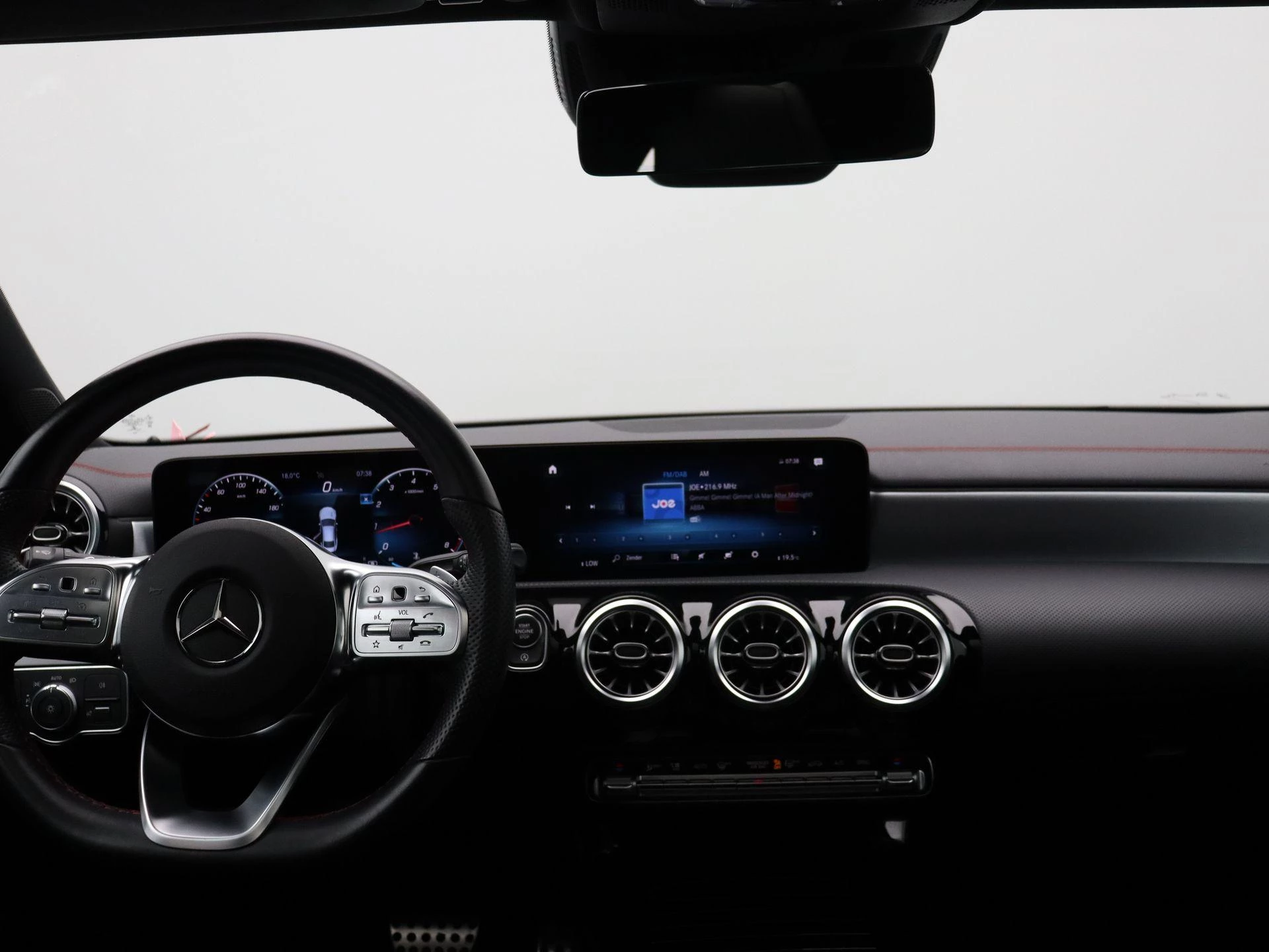 Mercedes-Benz CLA 200 AMG Line + PANO DAK + MULTIBEAM LED + CARPLAY +