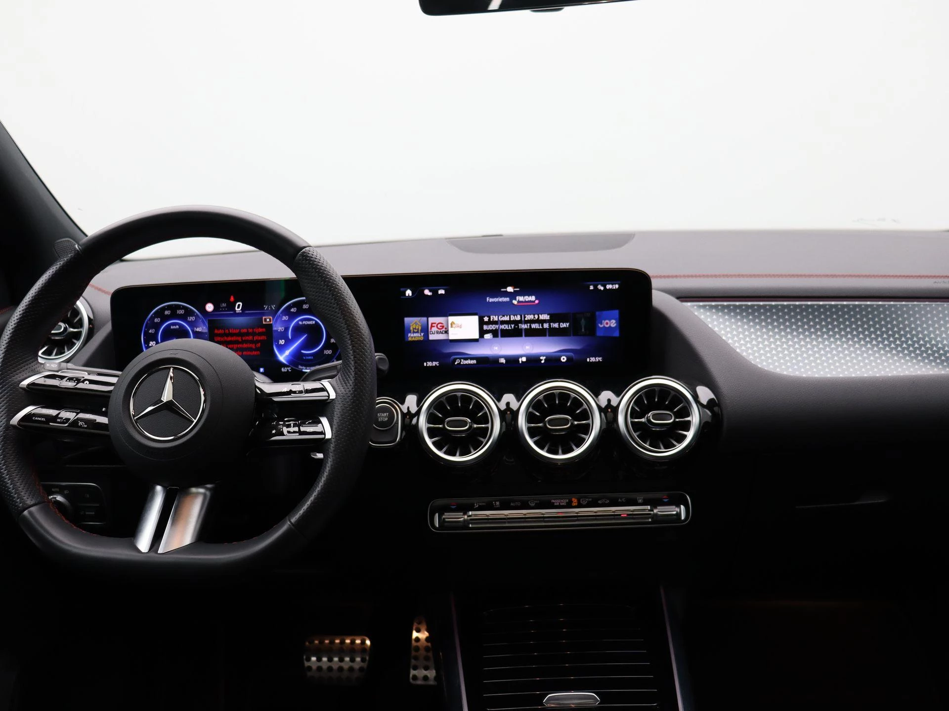 Mercedes-Benz EQA 250+ AMG Line + CARPLAY + PANORAMISCH DAK + NIGHTPAKKET +