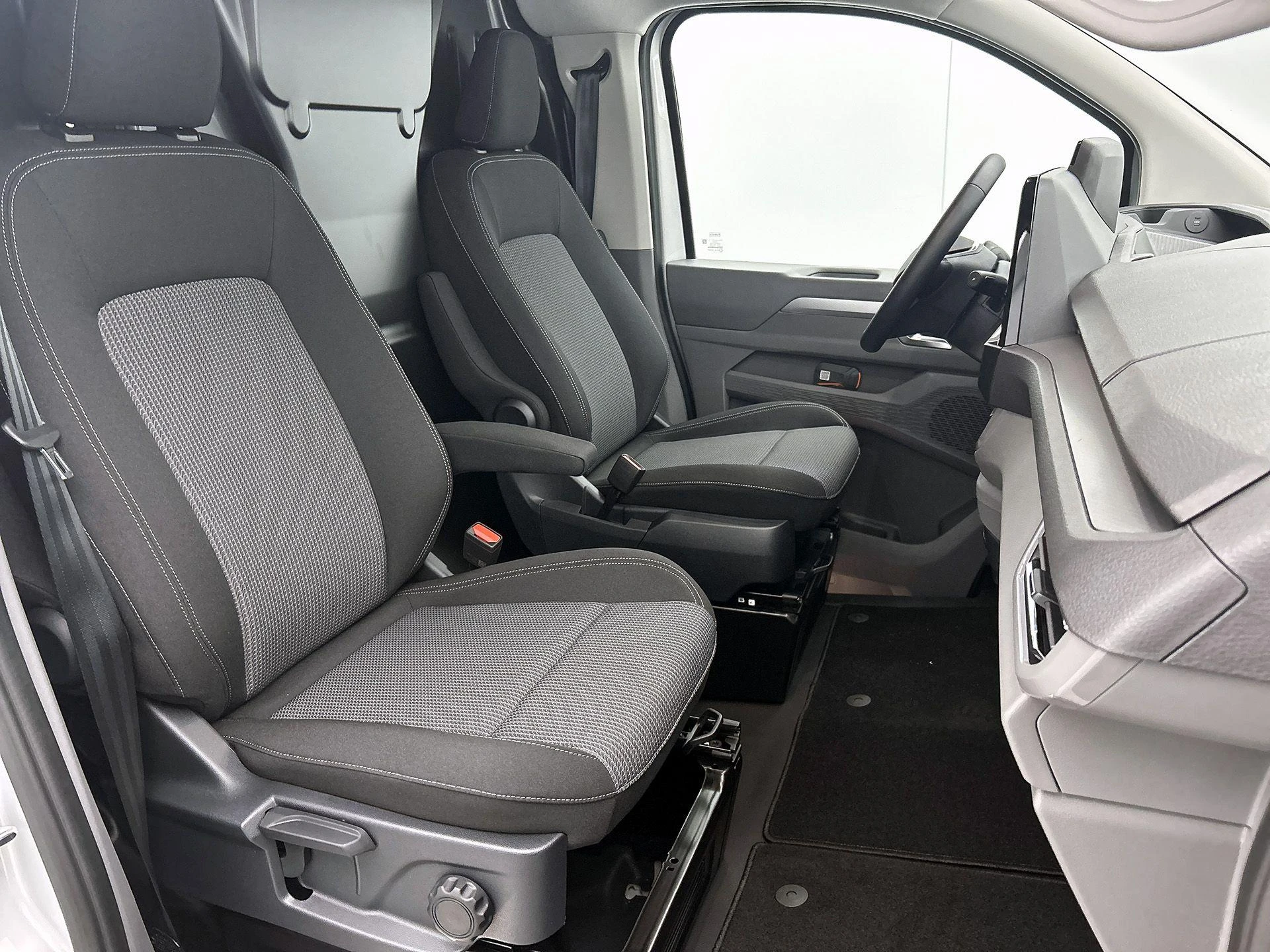 Volkswagen-Transporter-image-38