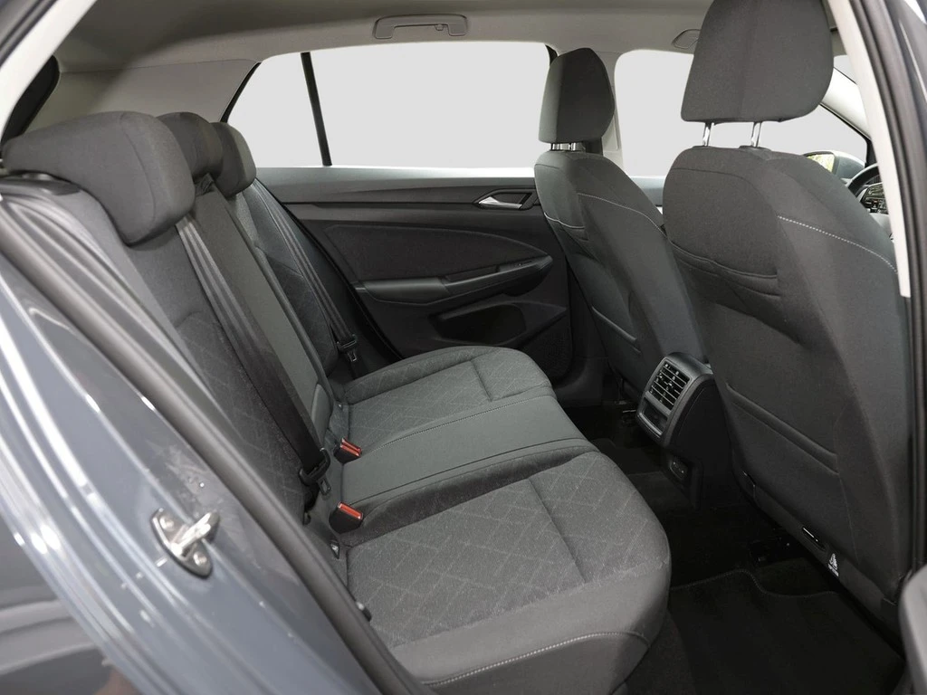 Volkswagen-Golf-image-9