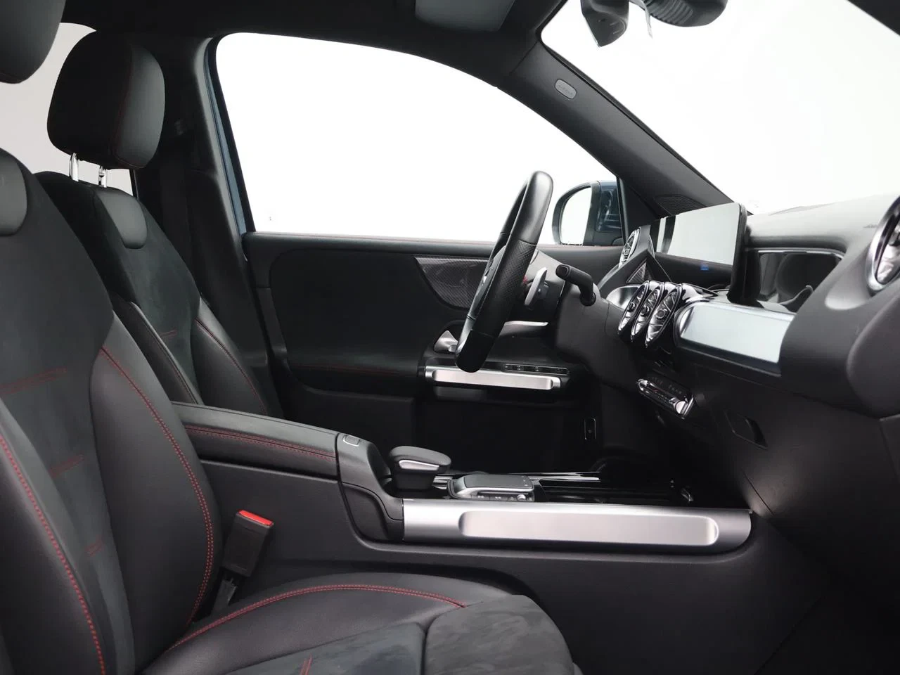 Mercedes-Benz-GLB-image-17