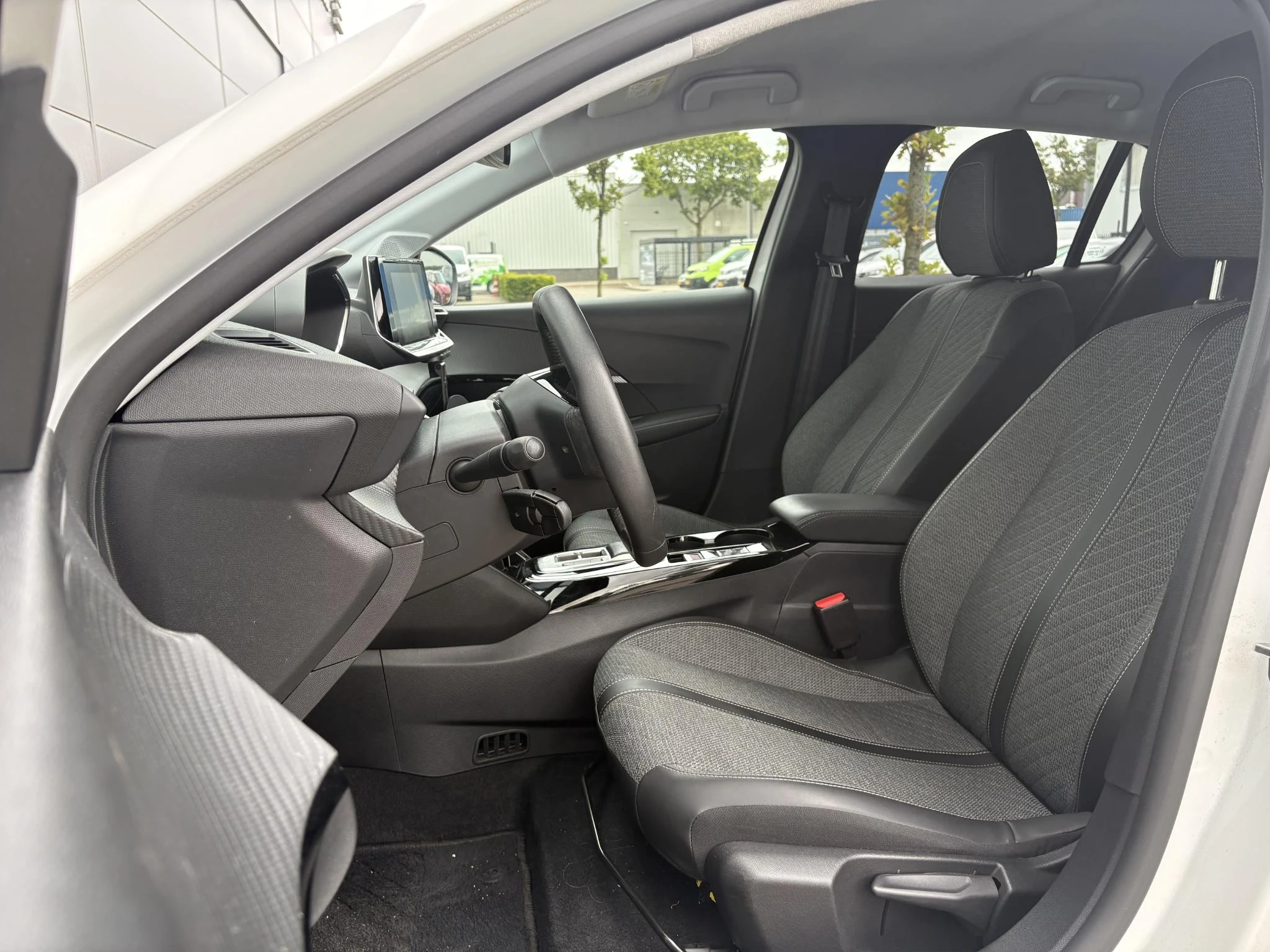 Peugeot-e-208-image-9
