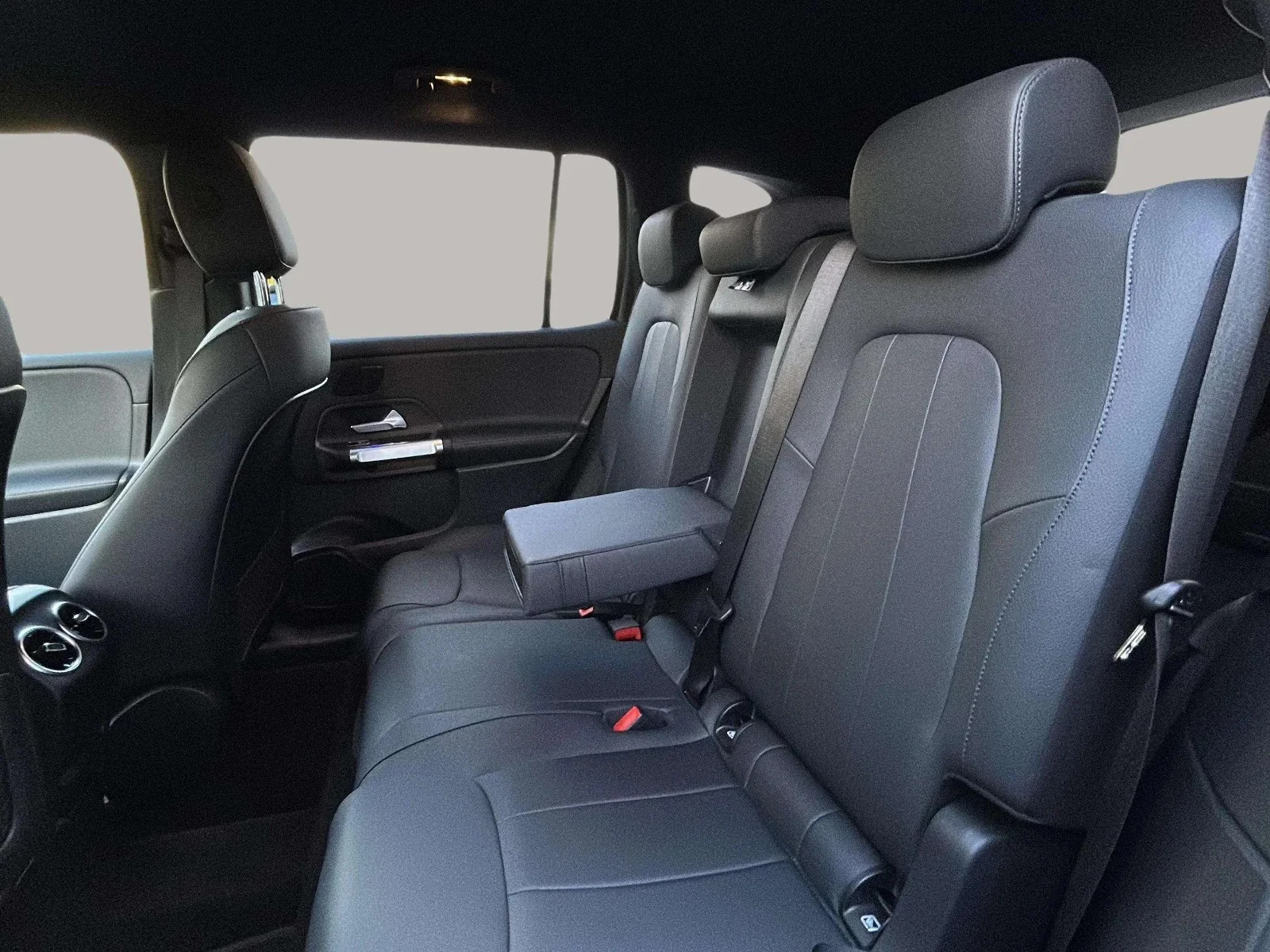 Mercedes-Benz-EQB-image-19