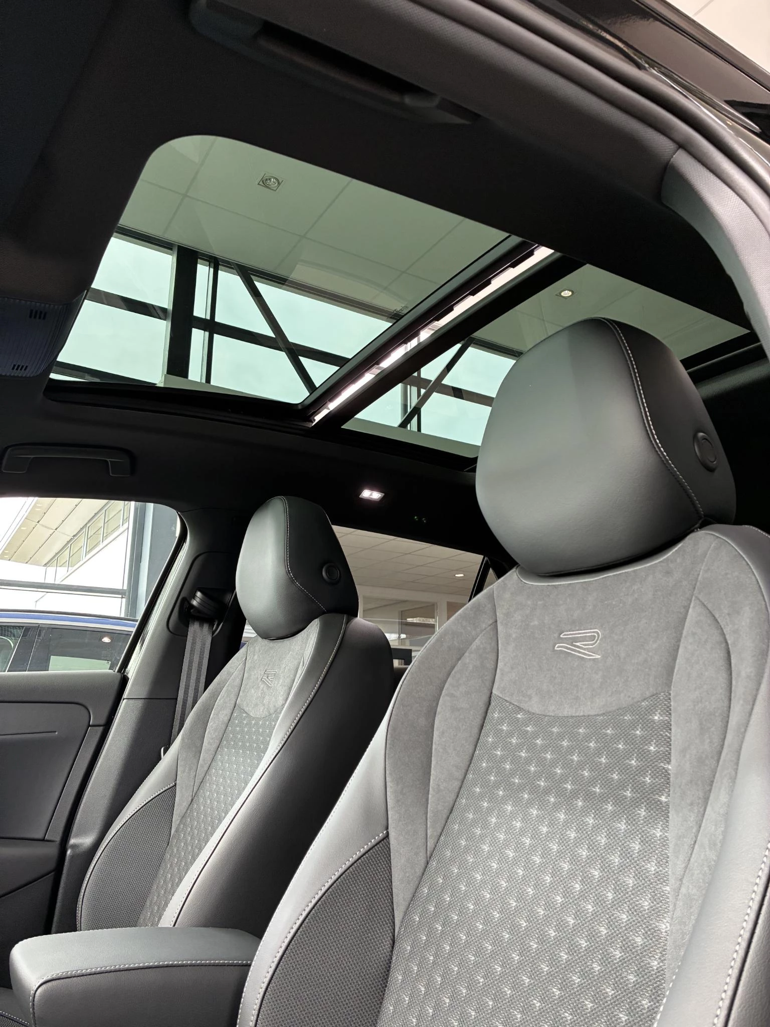 Volkswagen-T-Roc-image-6