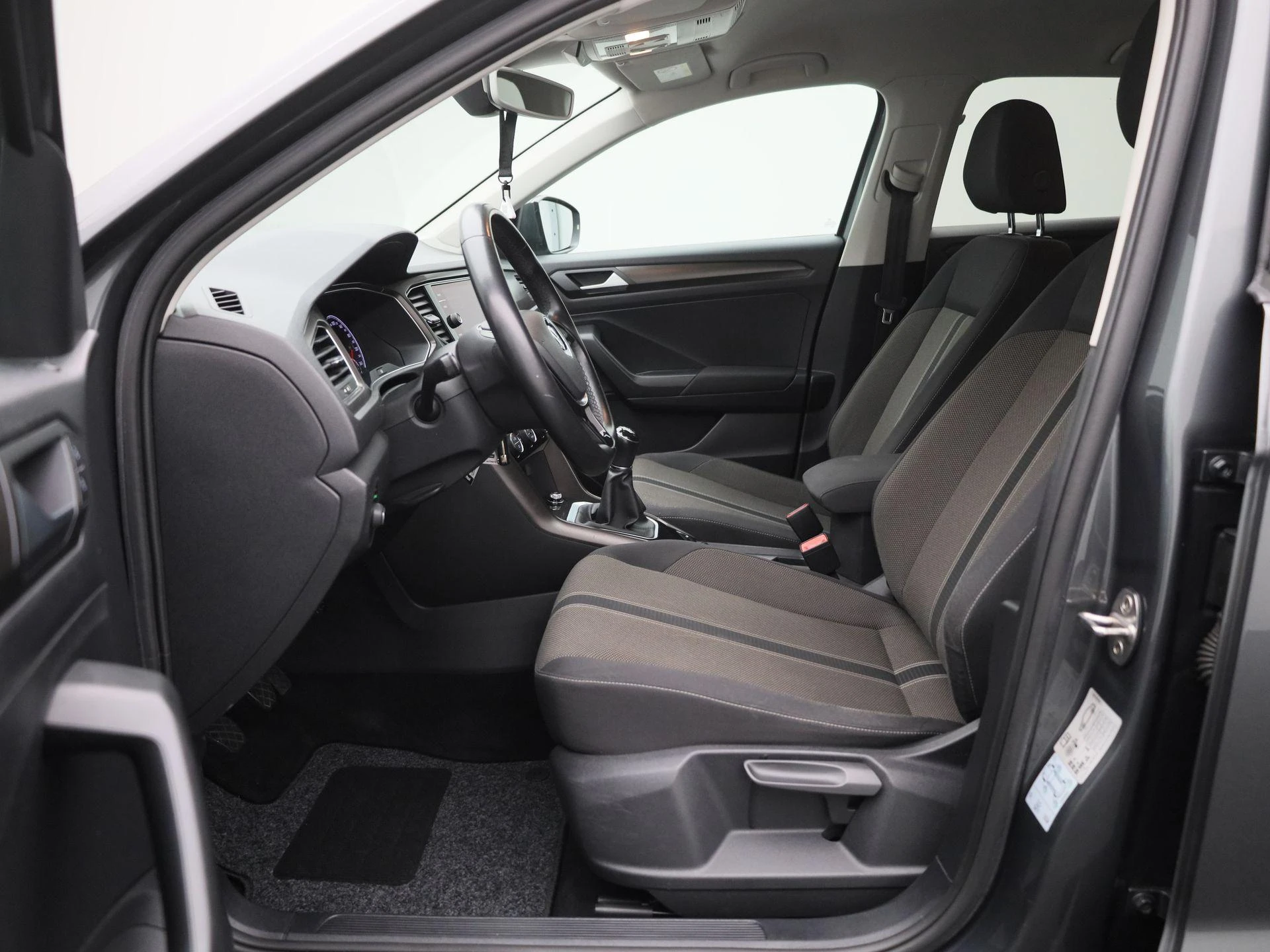 Volkswagen-T-Roc-image-10