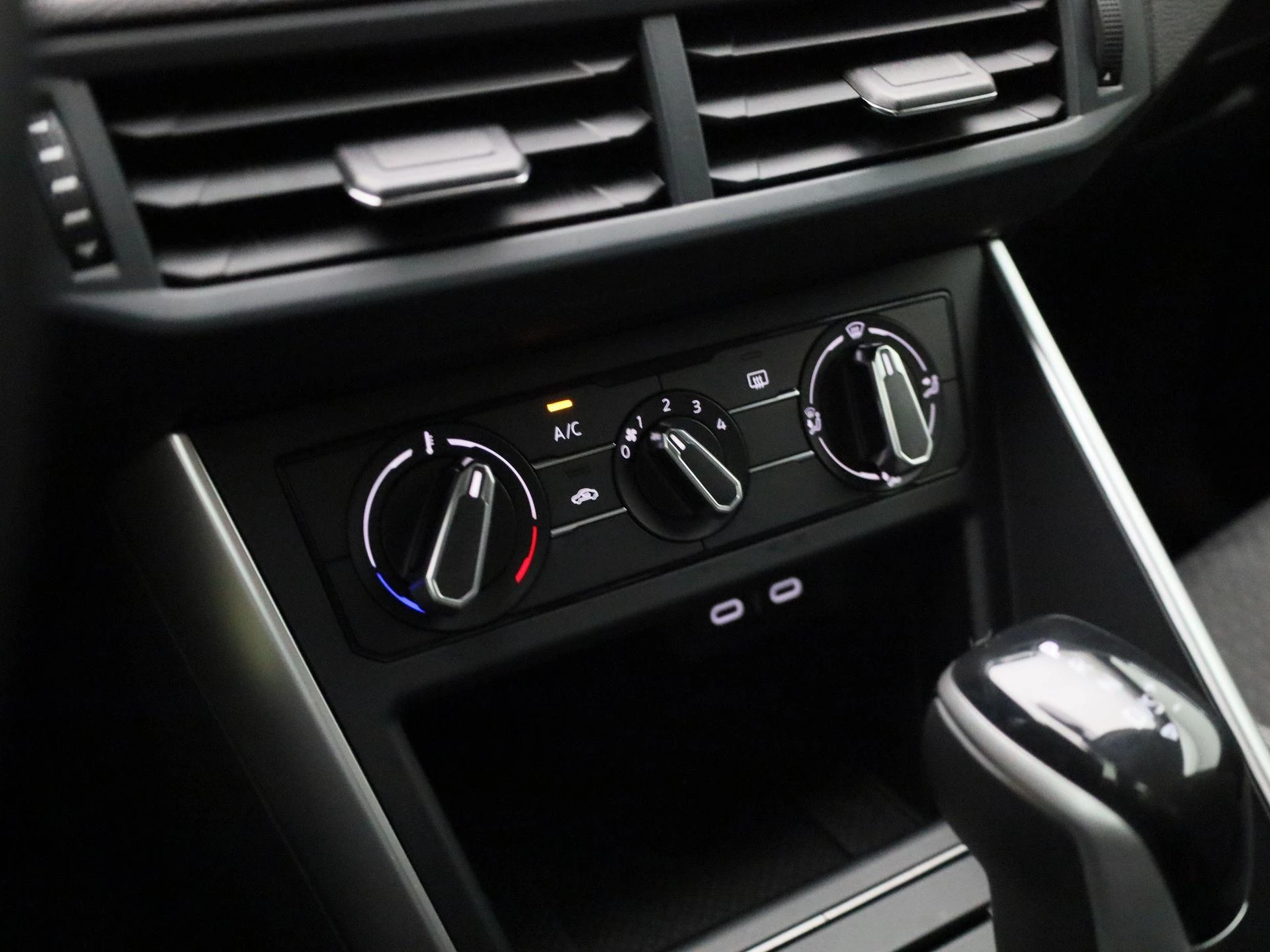 Volkswagen-Polo-image-15