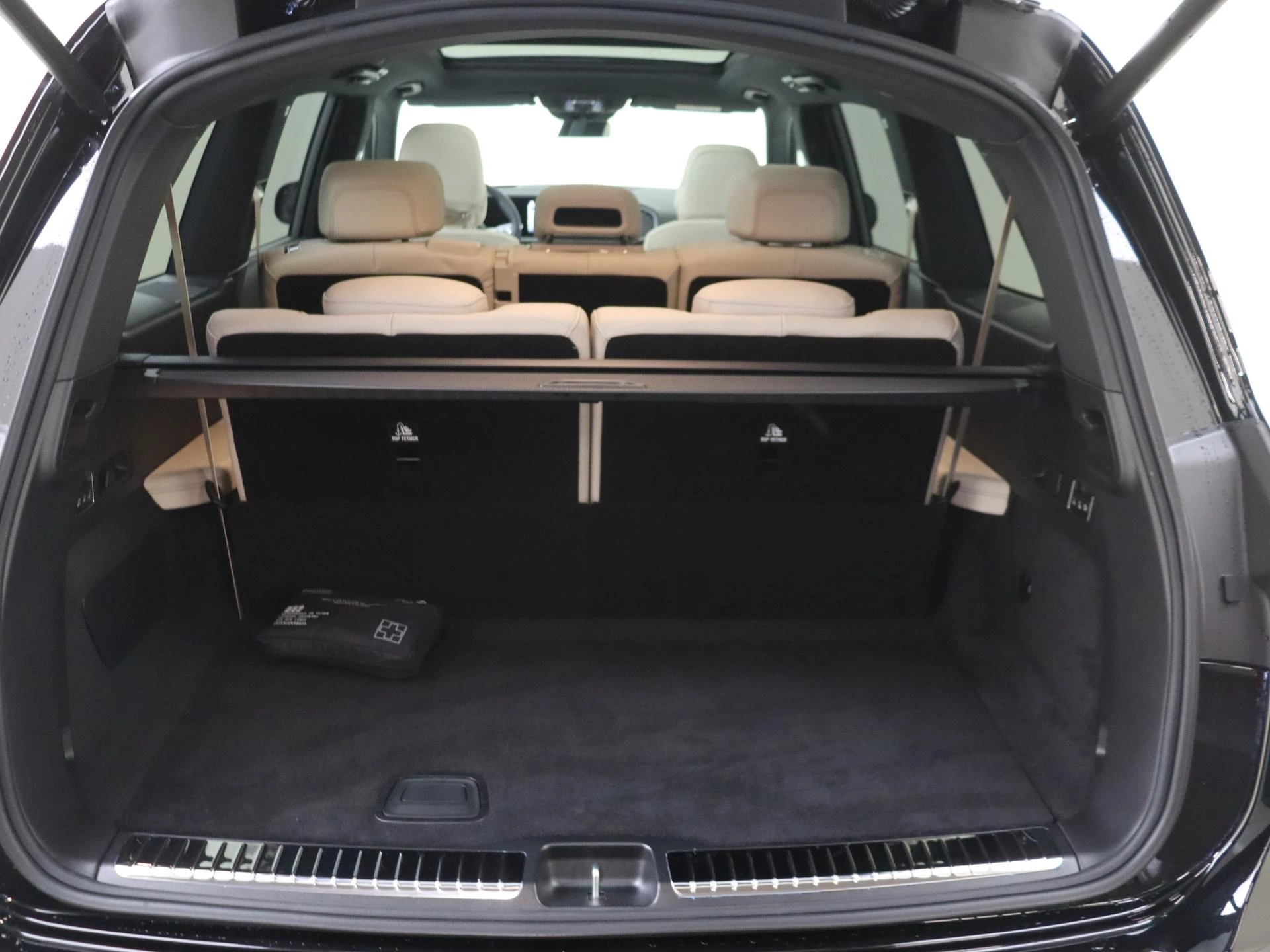 Mercedes-Benz-GLS-image-6