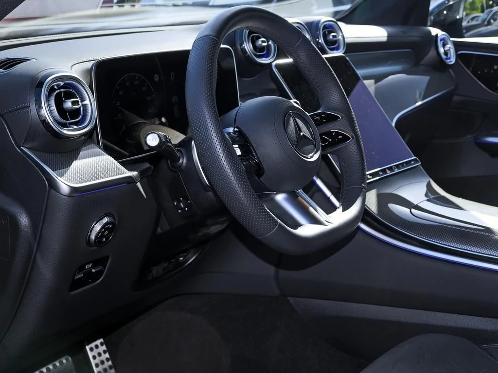 Mercedes-Benz-GLC 300 d-image-9