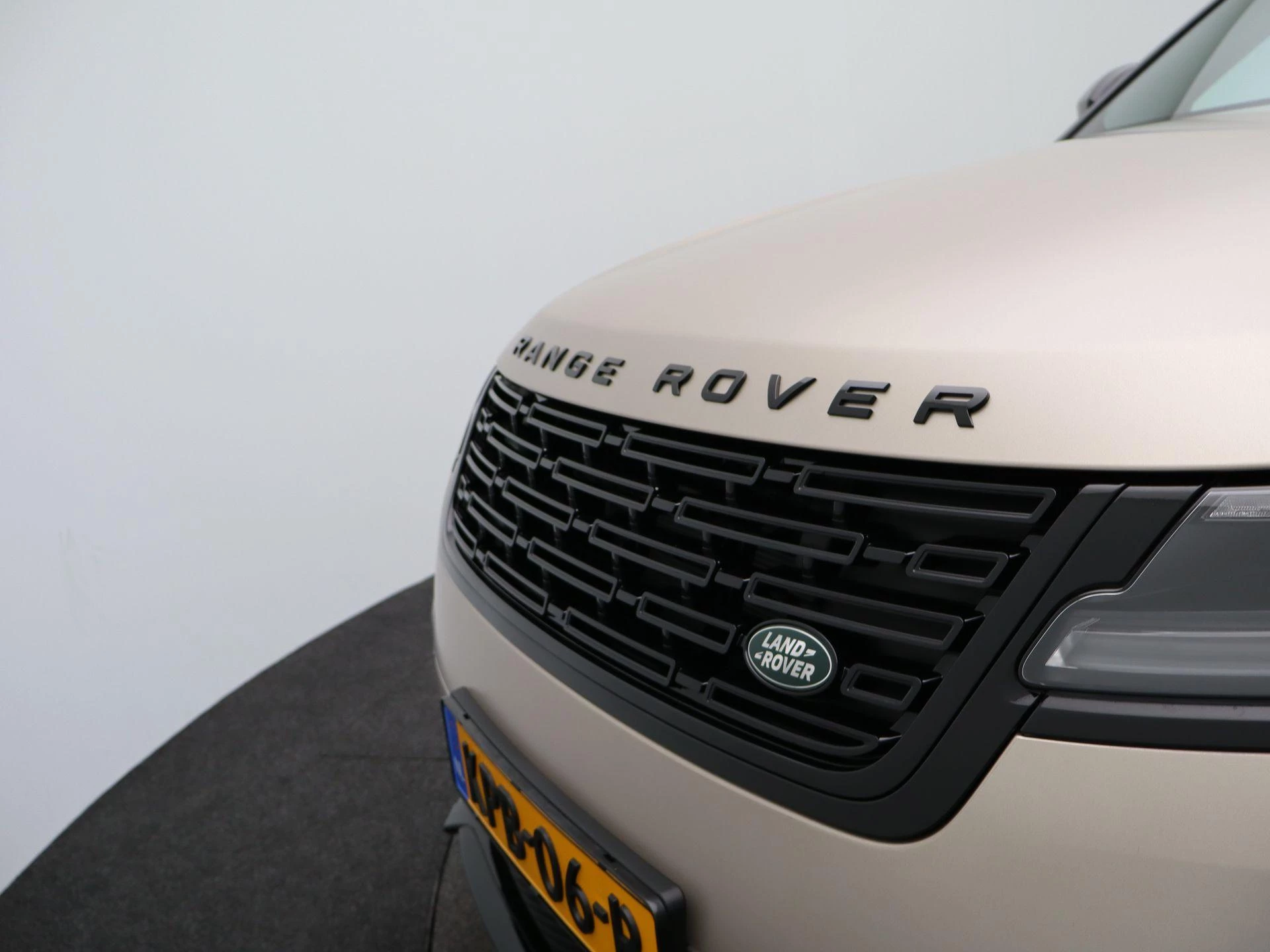 Land Rover Range Rover Velar 2.0 P400e AWD Belgravia Edition Satin PHEV