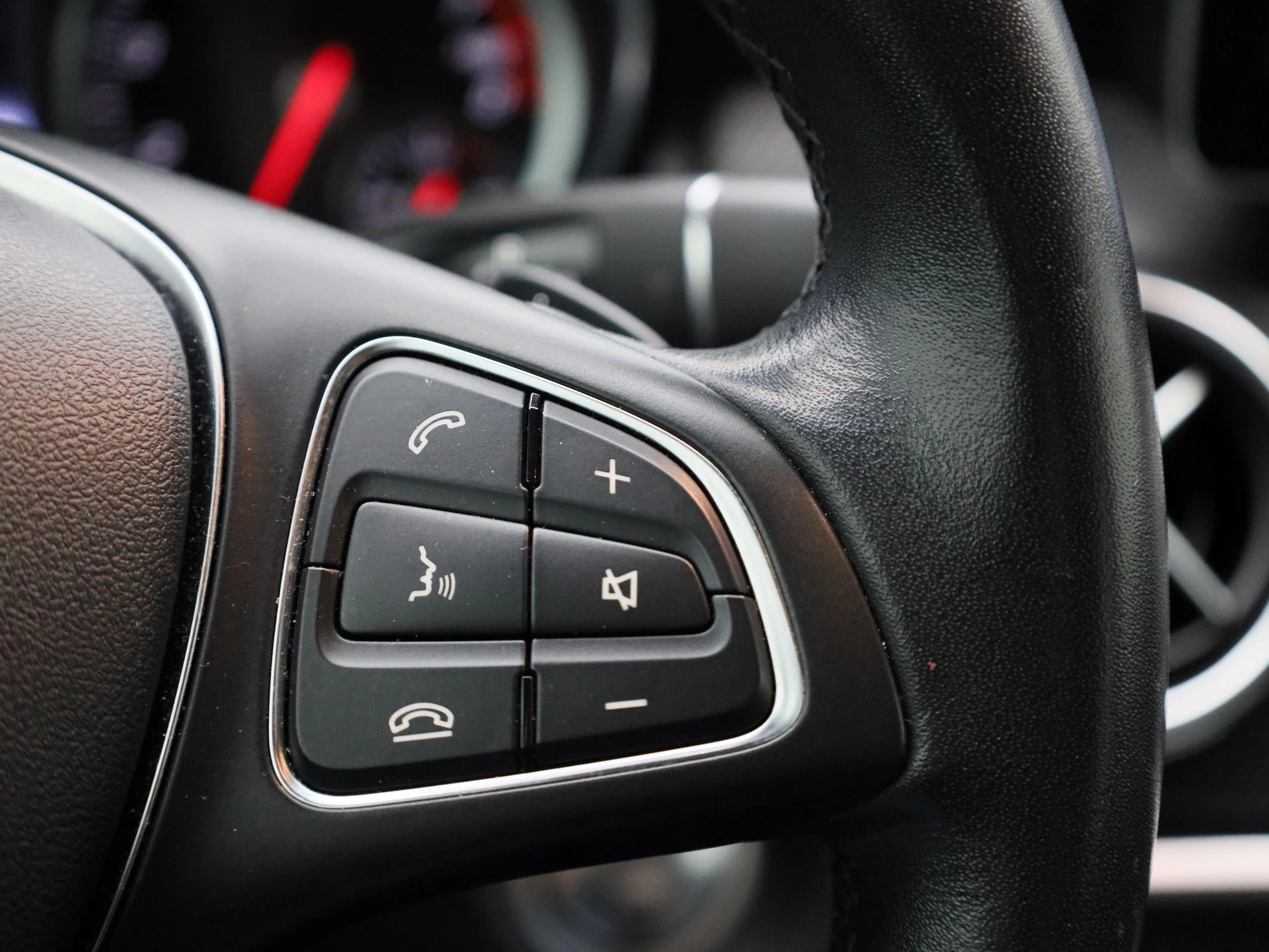 Mercedes-Benz-GLA-image-28