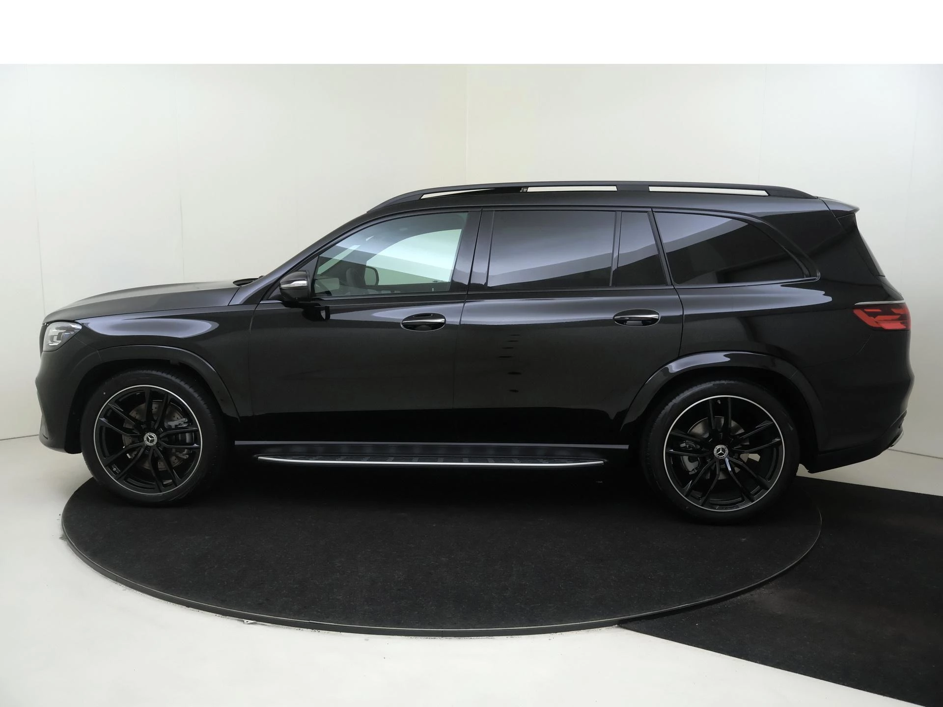 Mercedes-Benz-GLS-image-9
