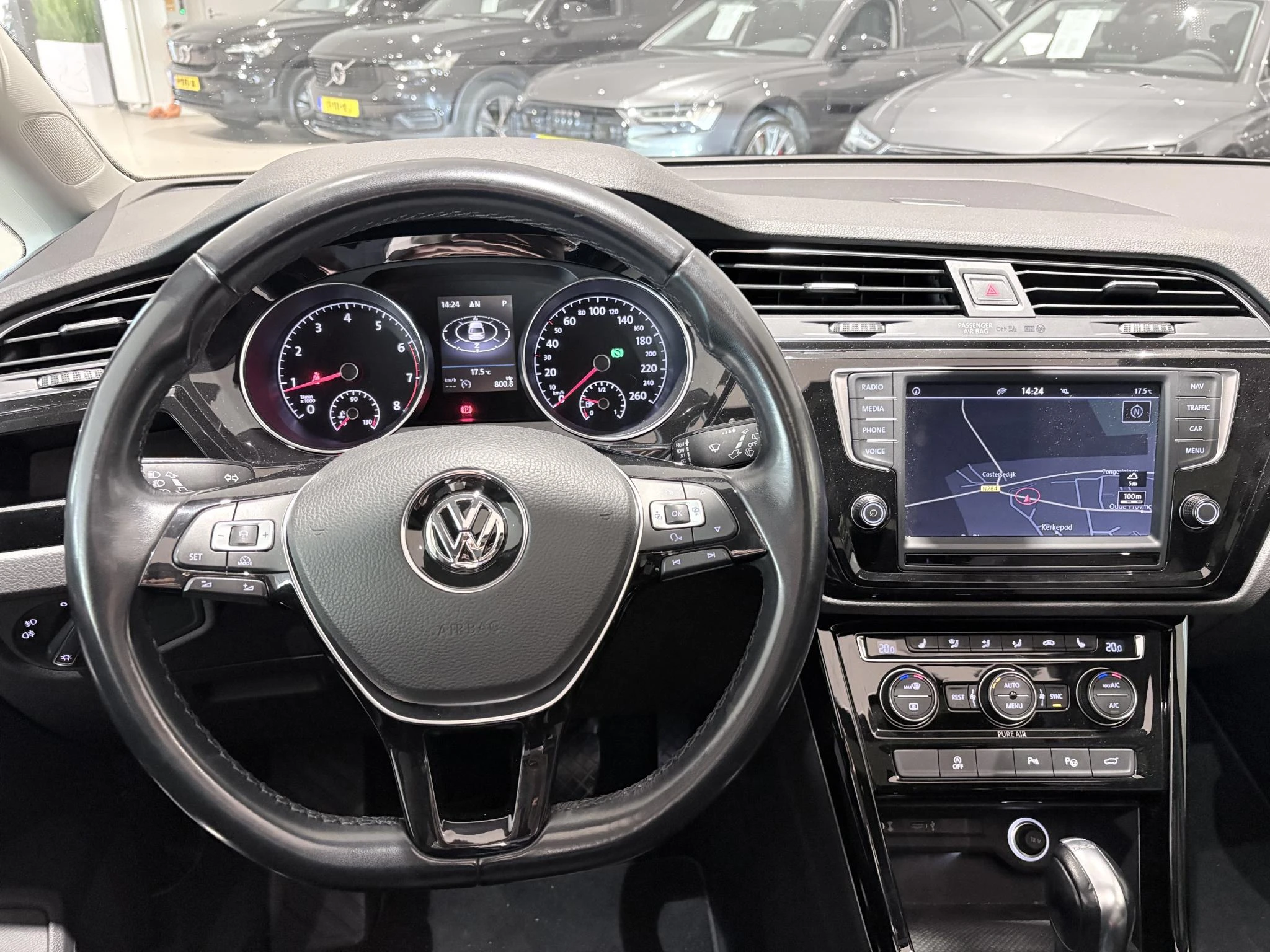 Volkswagen-Touran-image-23