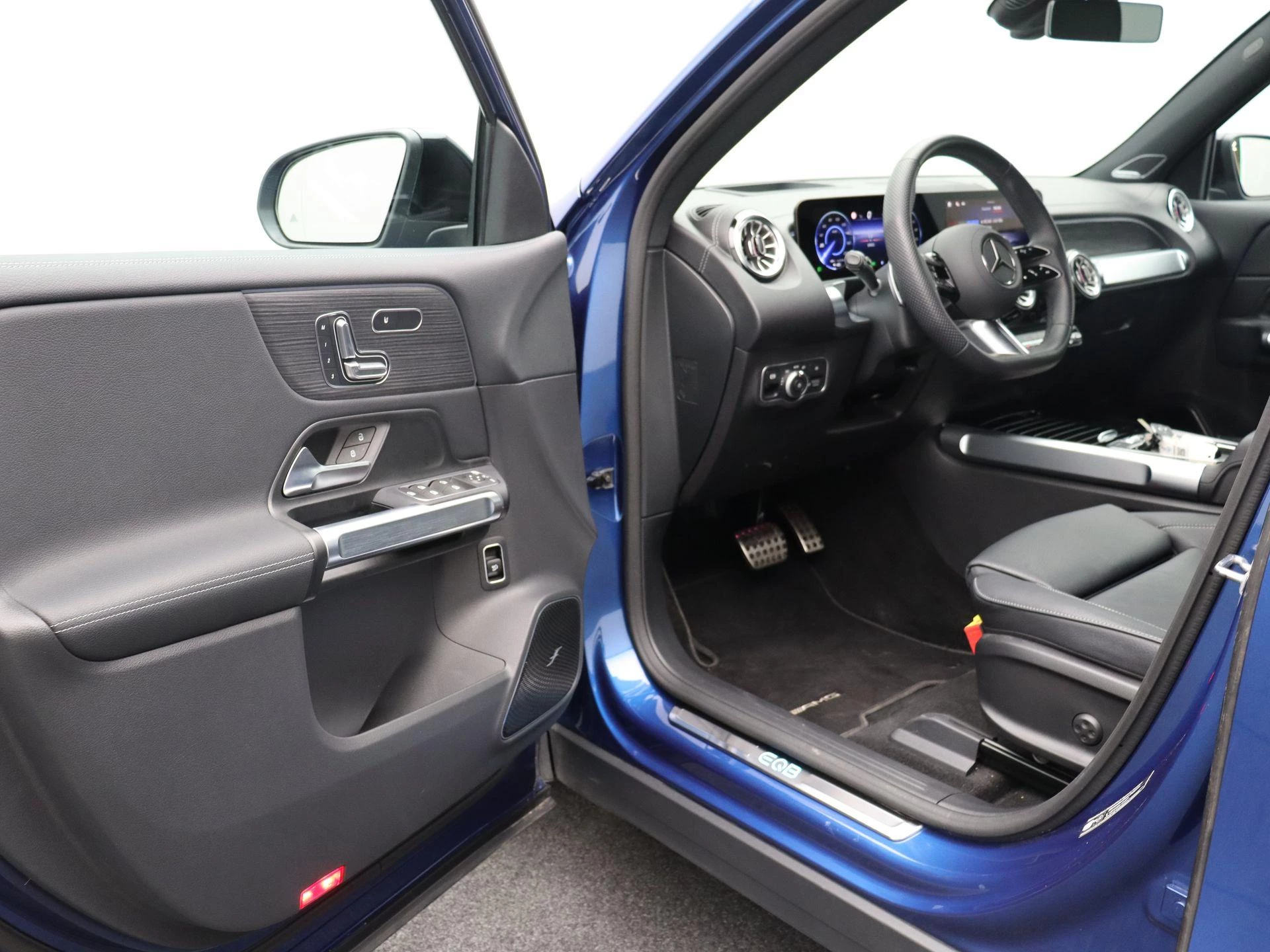 Mercedes-Benz EQB 250+ STAR EDITION + LEDER + 7-ZIT + BURMESTER + PANO DAK + CARPLAY +