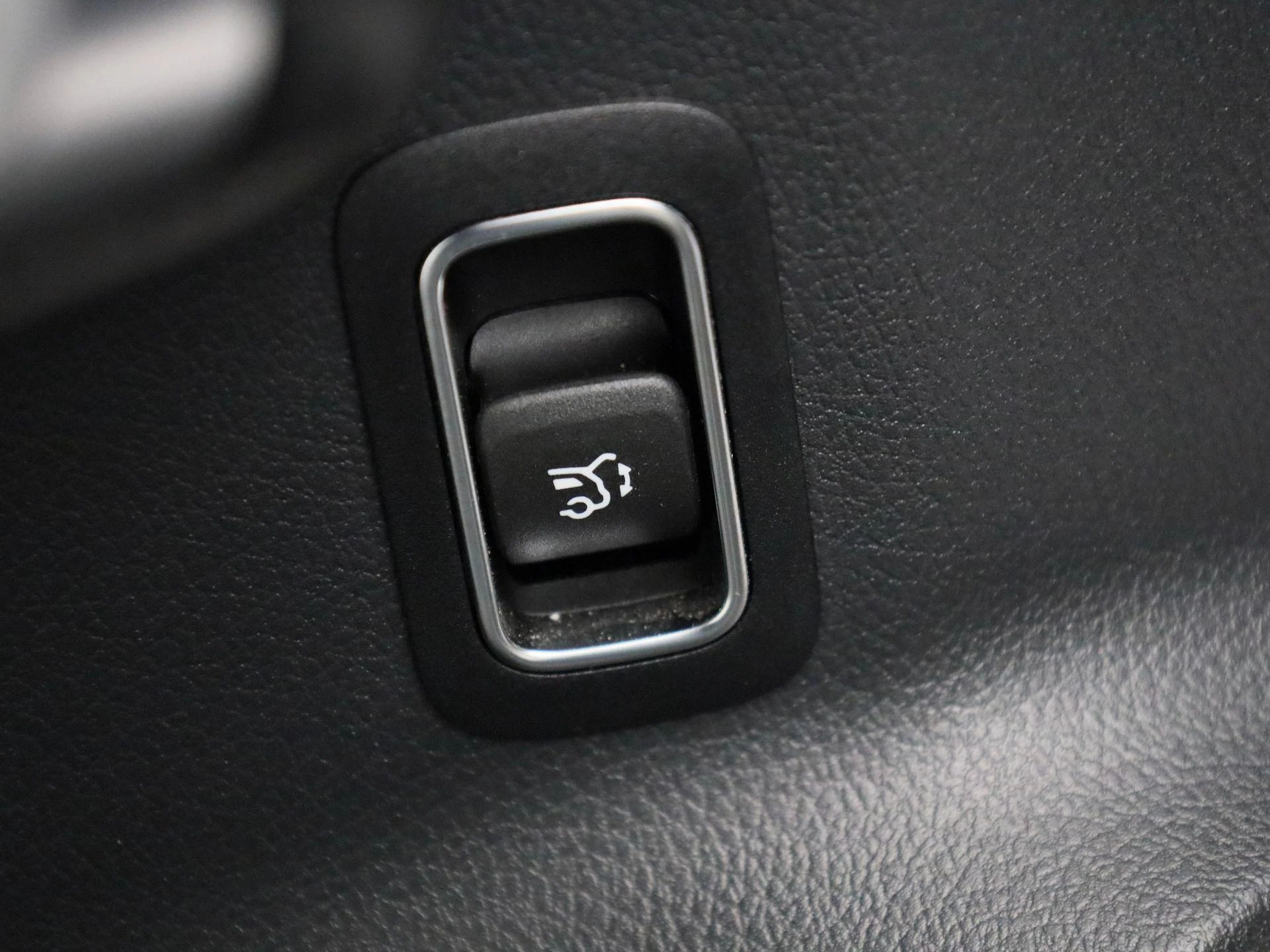 Mercedes-Benz-EQB-image-33