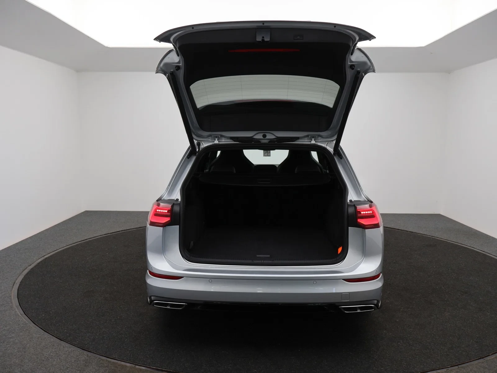 Volkswagen Golf VIII SW Golf Variant R-Line Business Premium 1.5eTSI 150PK *AUTOMAAT*SPORTZETELS*ALCANTARA*CAMERA*PDC*ACC*AP