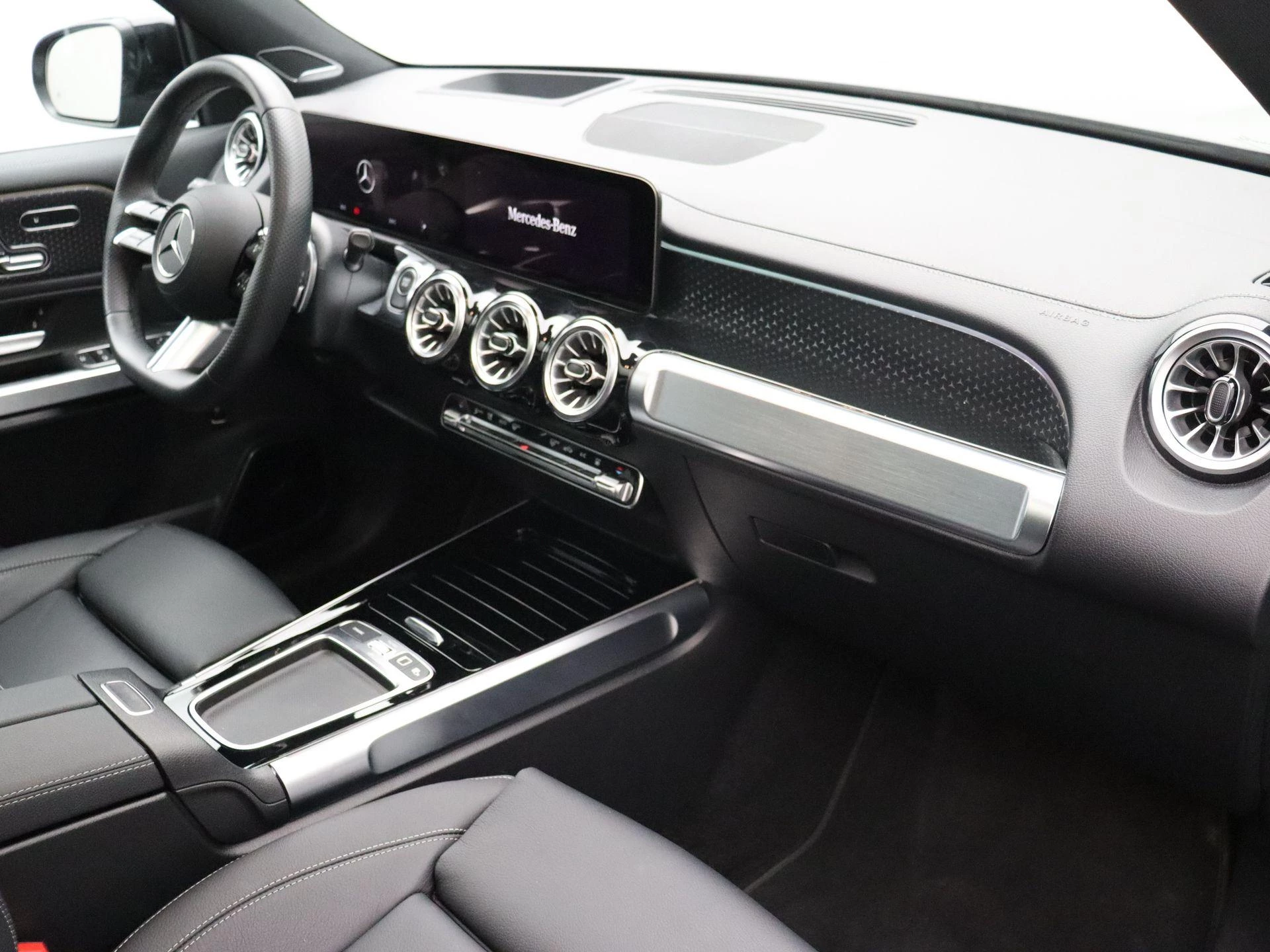 Mercedes-Benz EQB 250+ AMG Line + LEDER + PANO + BURMESTER + CARPLAY + HEAD UP +