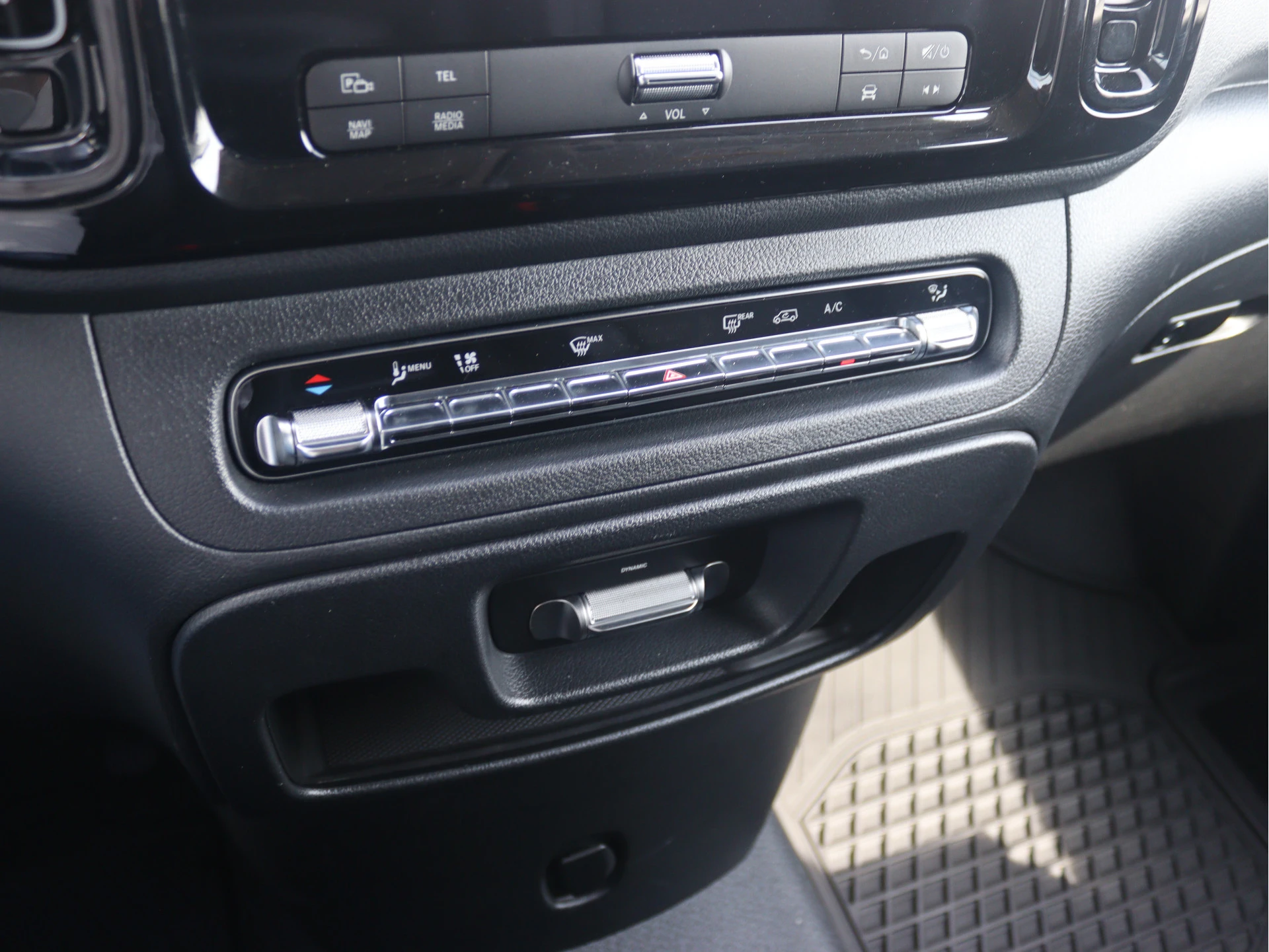 Mercedes-Benz-Vito-image-11