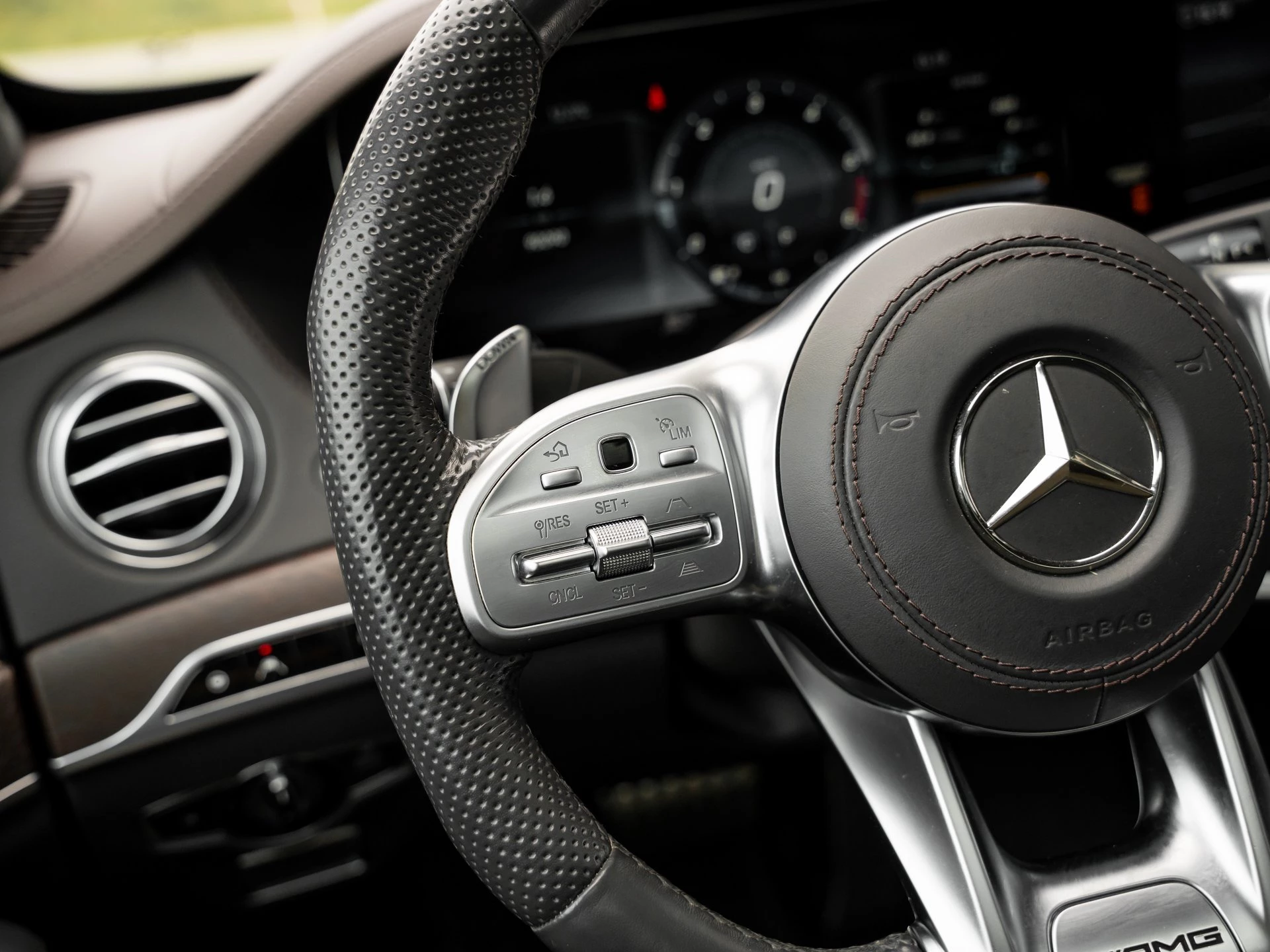 Mercedes-Benz-S-Klasse-image-20