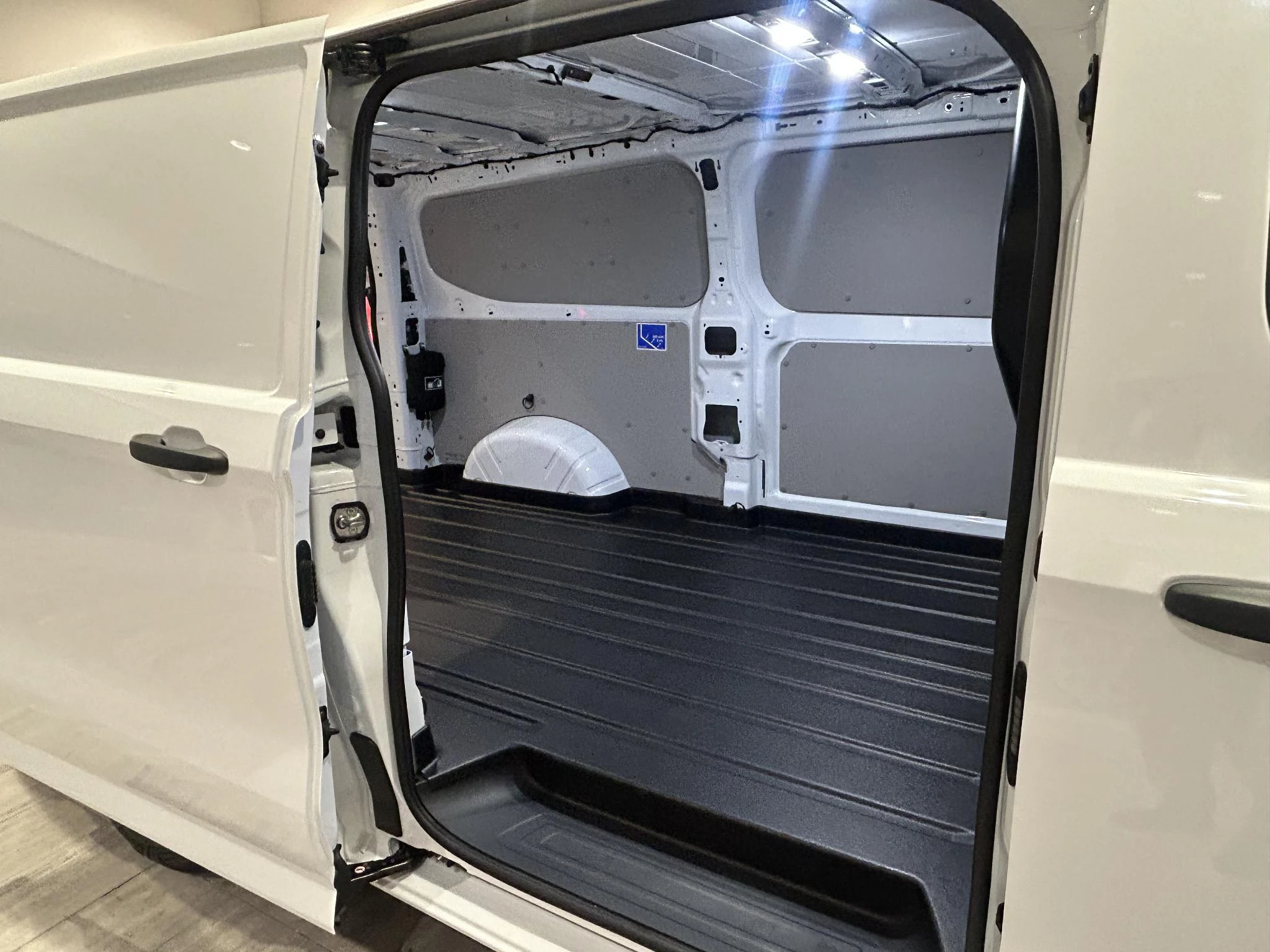 Ford-E-Transit Custom-image-15
