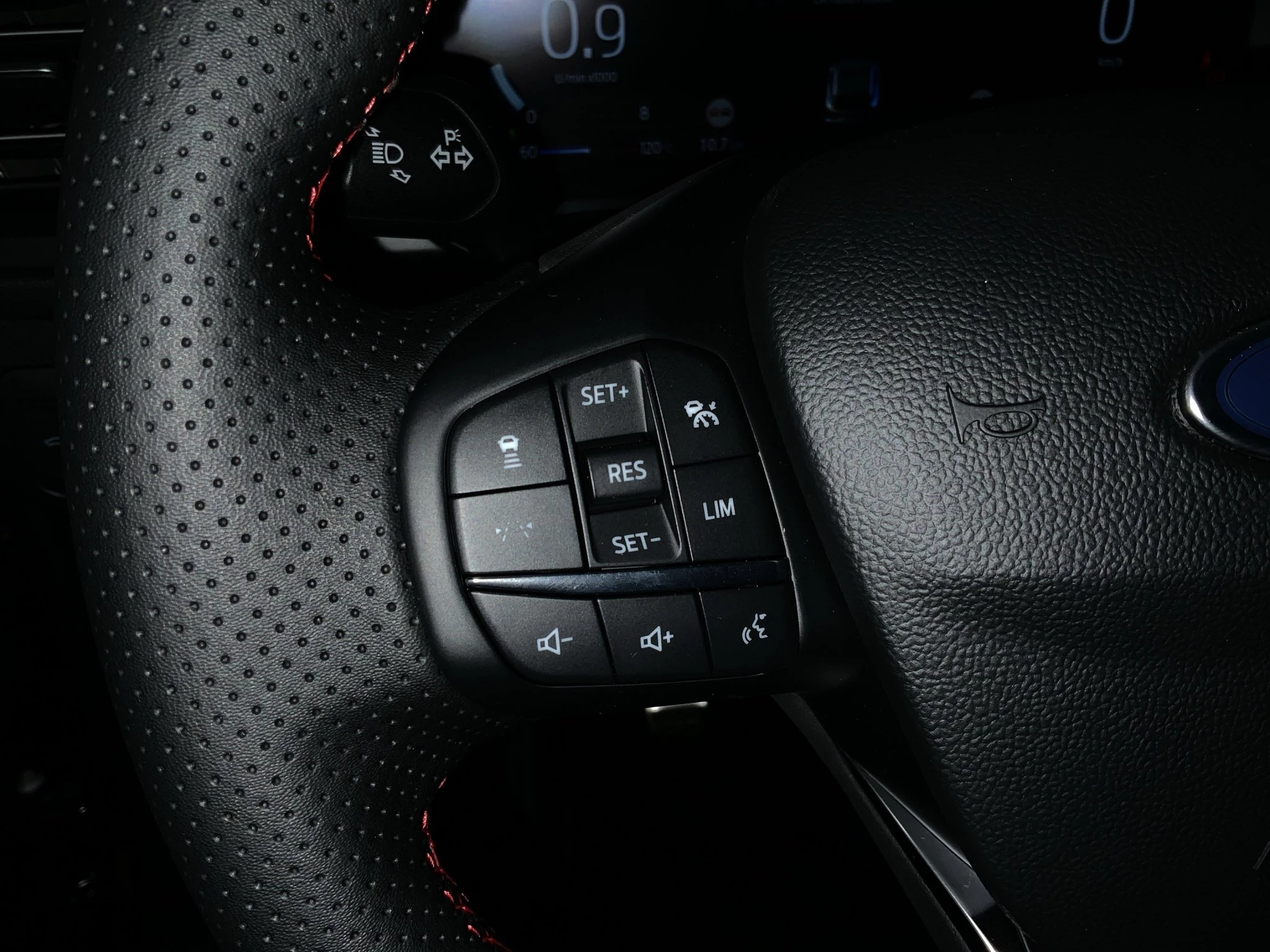 Ford Kuga ST-Line X Aut.*PANO*AHK*360GRAD*LED-MATRIX*NAVI*GRA*WINTER-PKT..