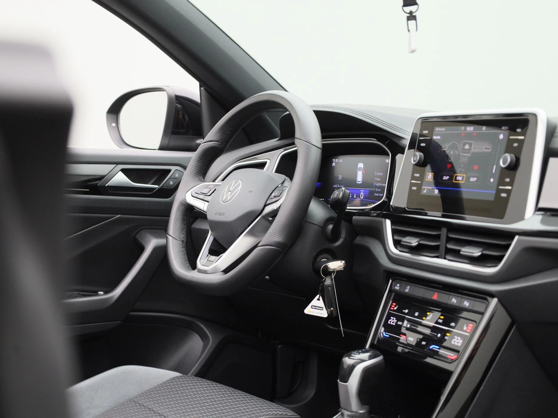 Volkswagen-T-Roc-image-43