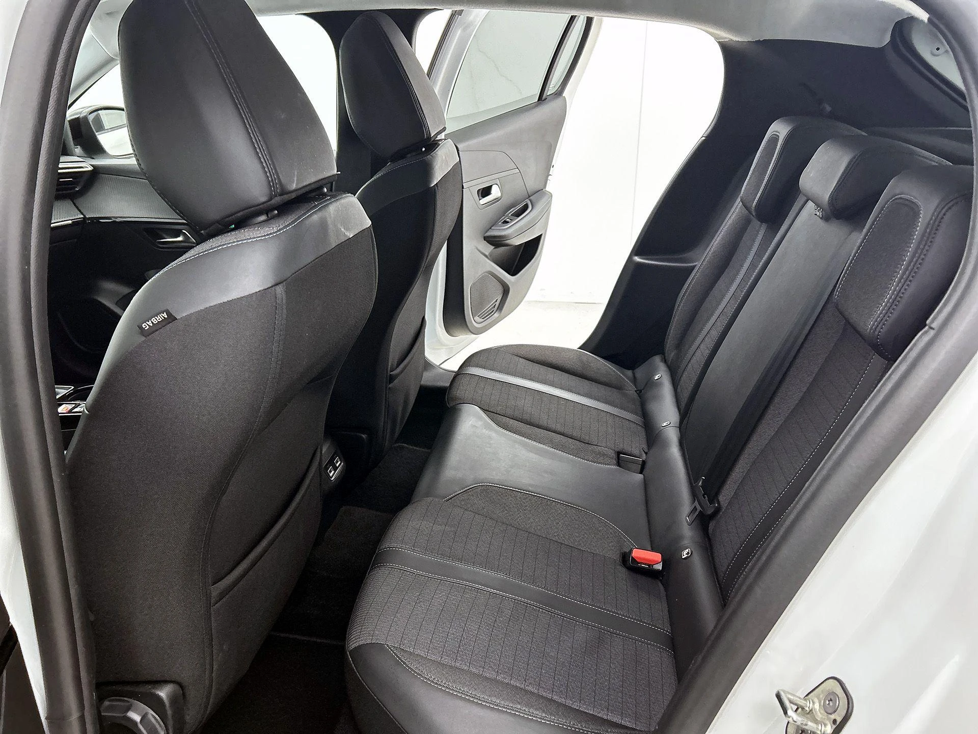Peugeot-208-image-25