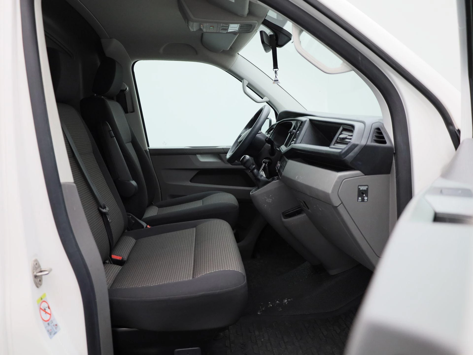 Volkswagen-Transporter-image-10