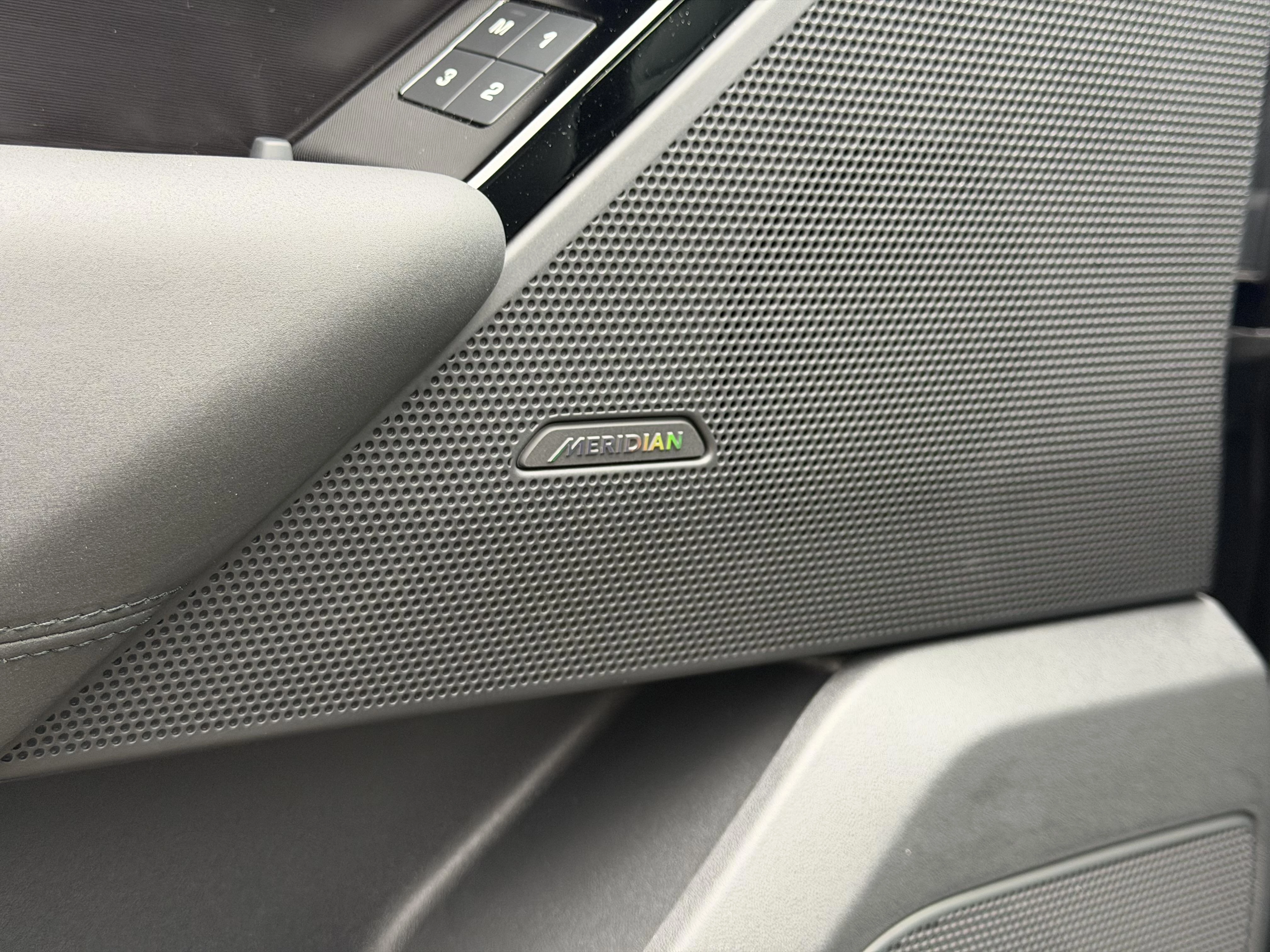 Land Rover Range Rover Velar P400e Dynamic SE AWD Auto. 26.5MY